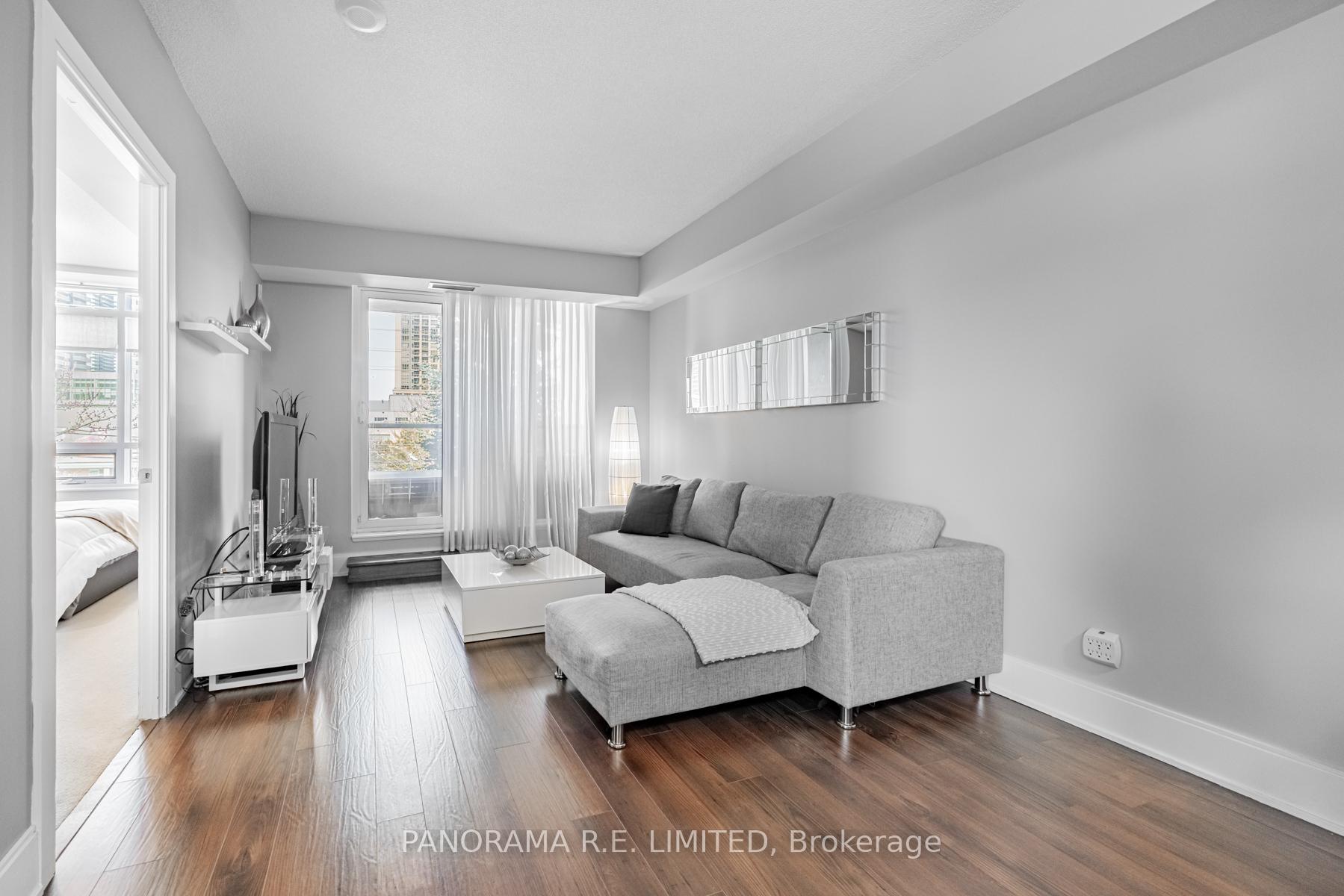 3 Bedrooms Condo at 330 Burnhamthorpe, Mississauga For sale