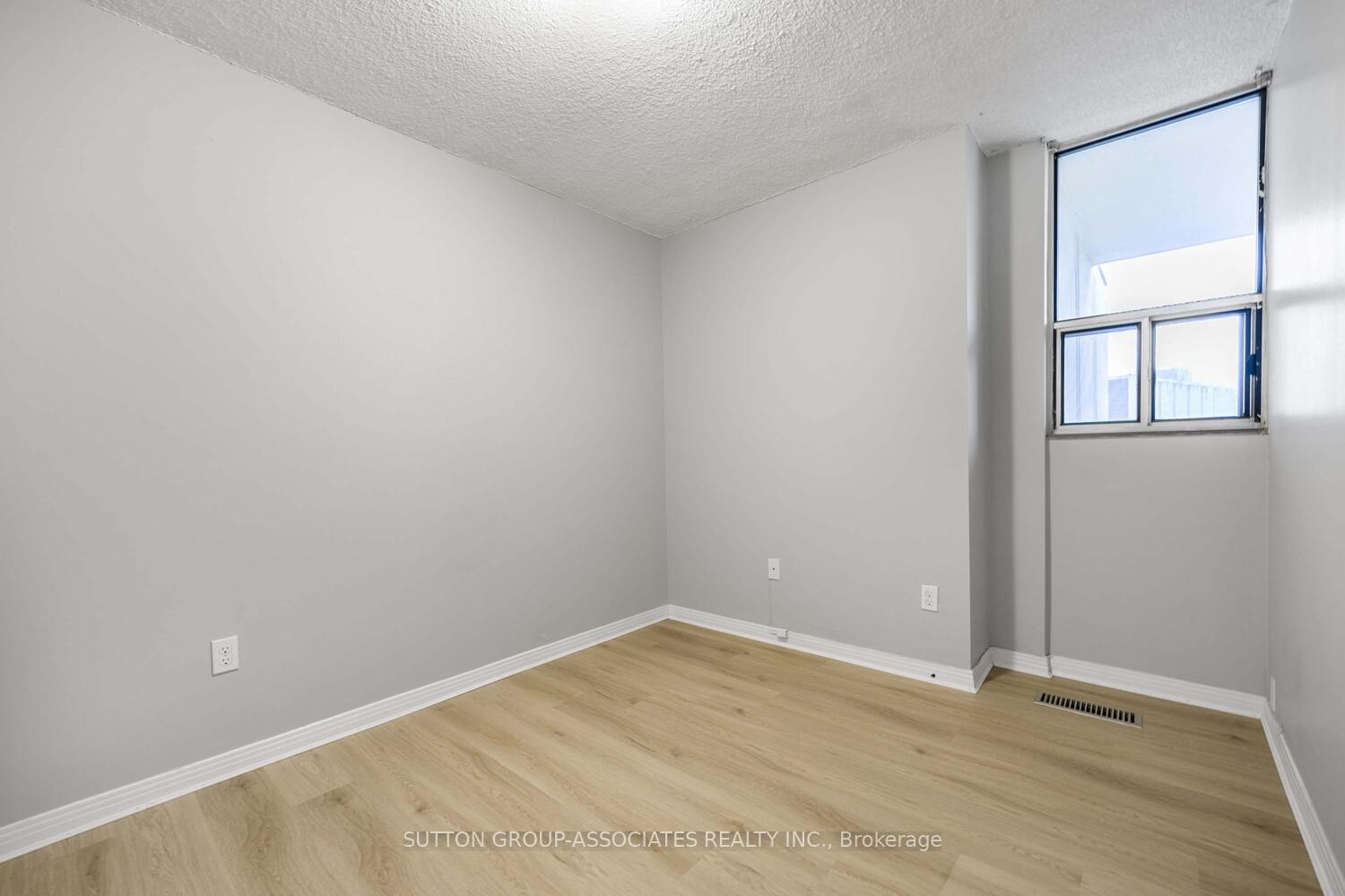 3 Bedrooms Condo at 1300 Marlborough, Oakville For sale