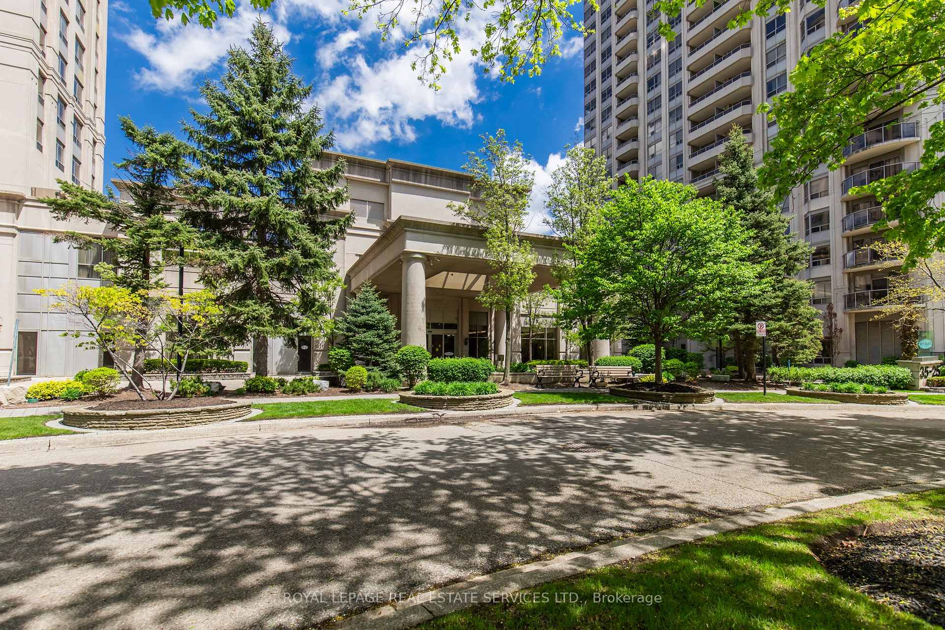 3 Bedrooms Condo at 25 Kingsbridge Garden, Mississauga For sale