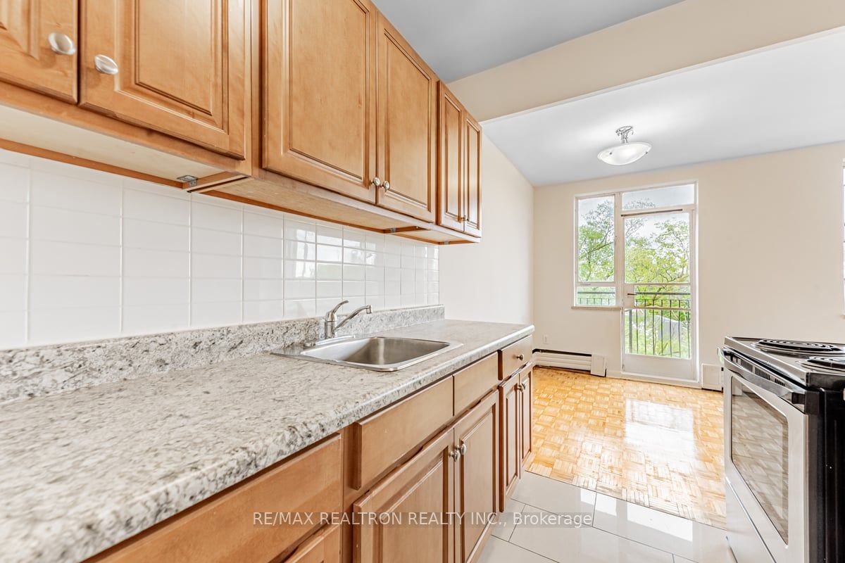 2895 Bathurst Street, #107