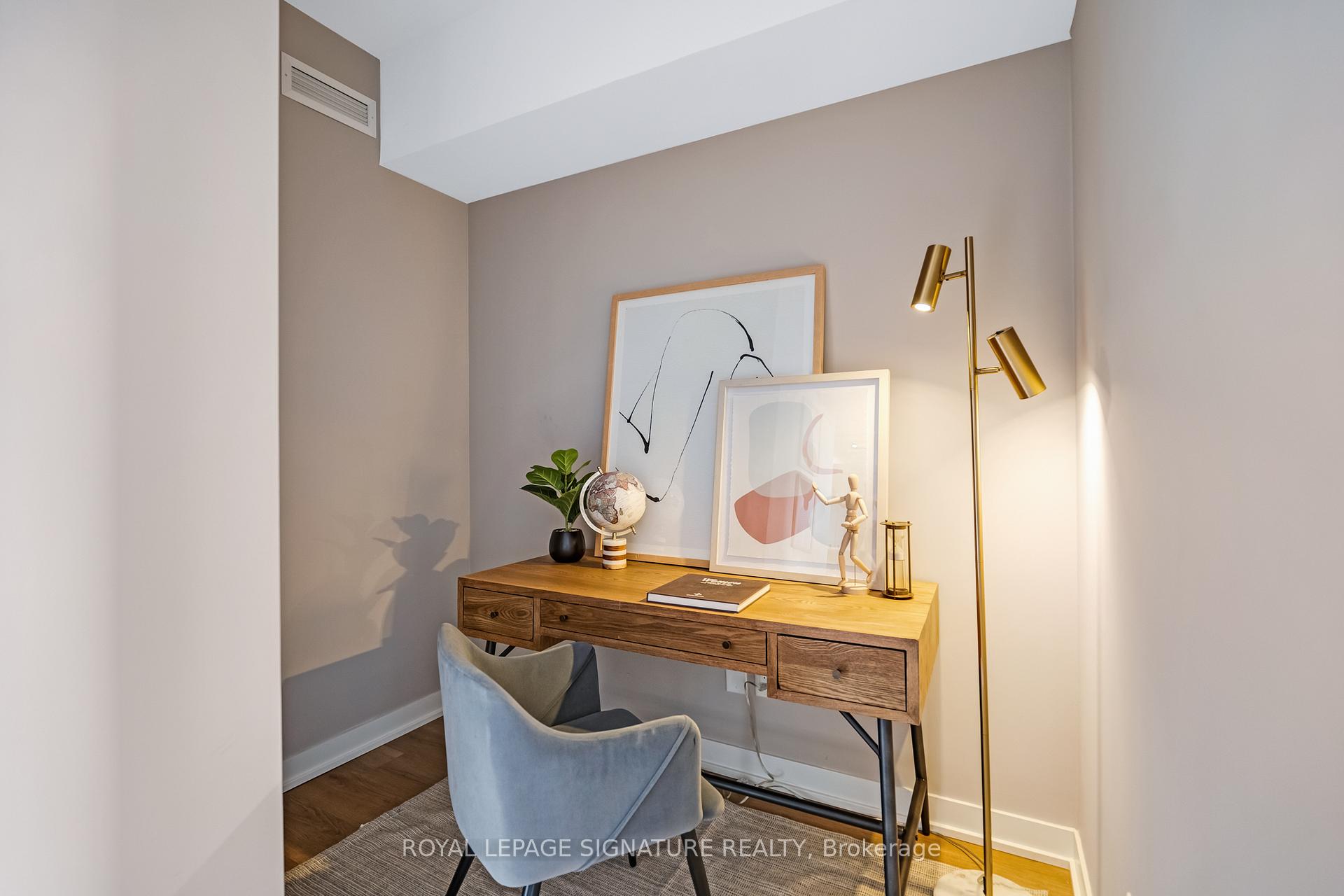 2 Bedrooms Condo at 8 Fieldway, Toronto For sale