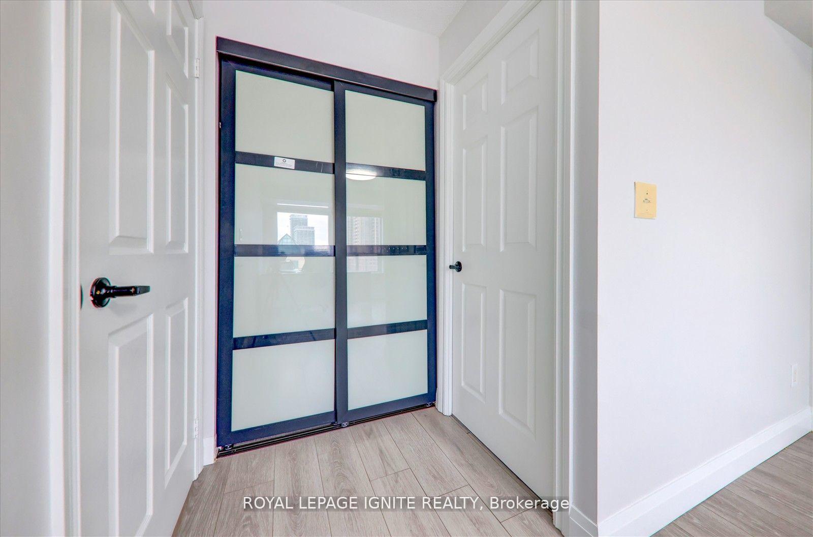 2 Bedrooms Condo at 310 Burnhamthorpe,  Mississauga For sale