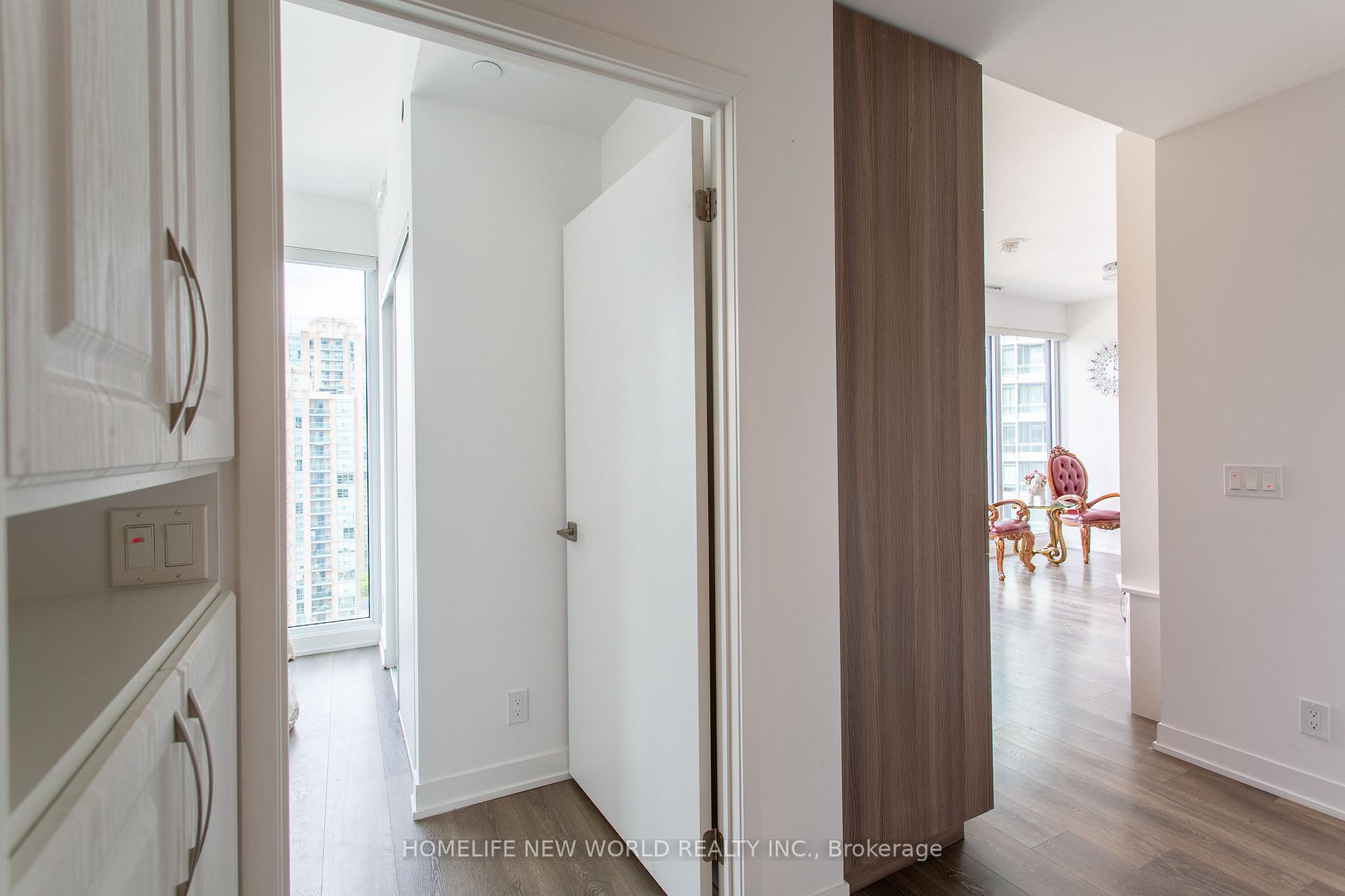 2 Bedrooms Condo at 15 Holmes, Toronto For sale