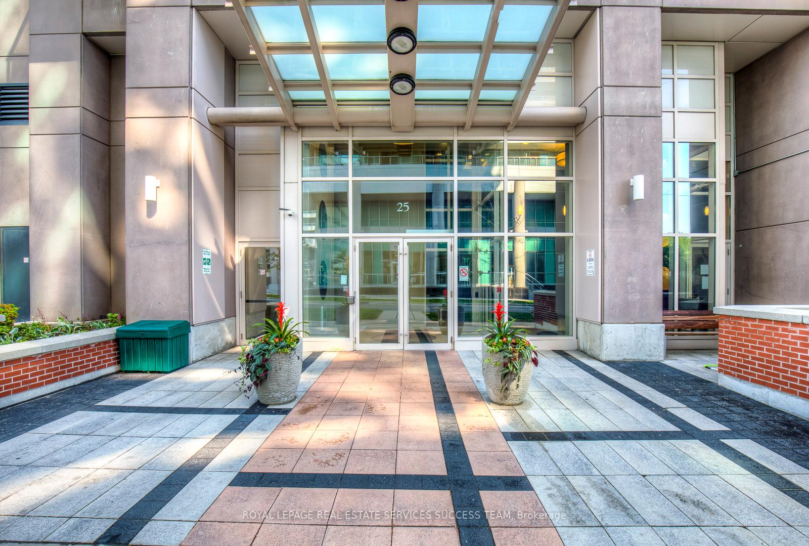 2 Bedrooms Condo at 25 Town Centre,  Toronto For sale