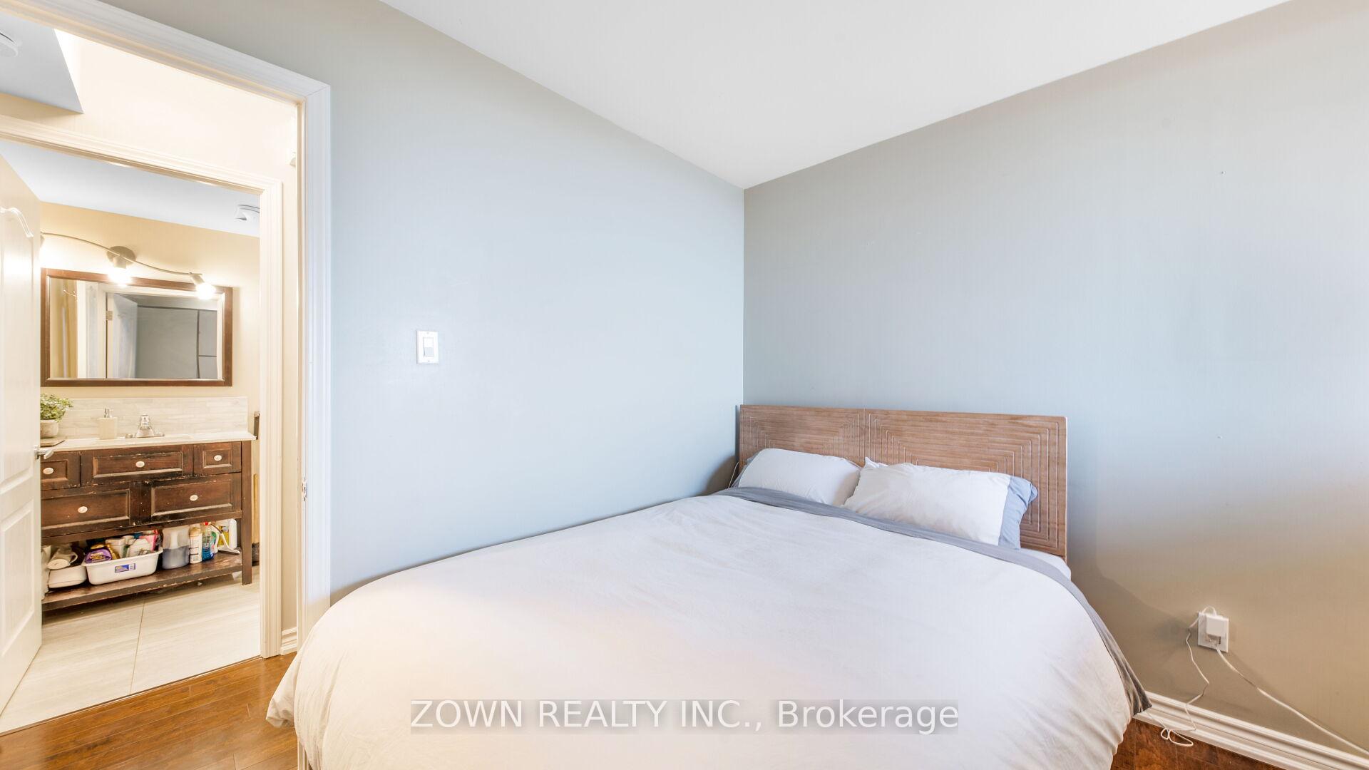4 Bedrooms Condo at 10 Martha Eaton, Toronto For sale