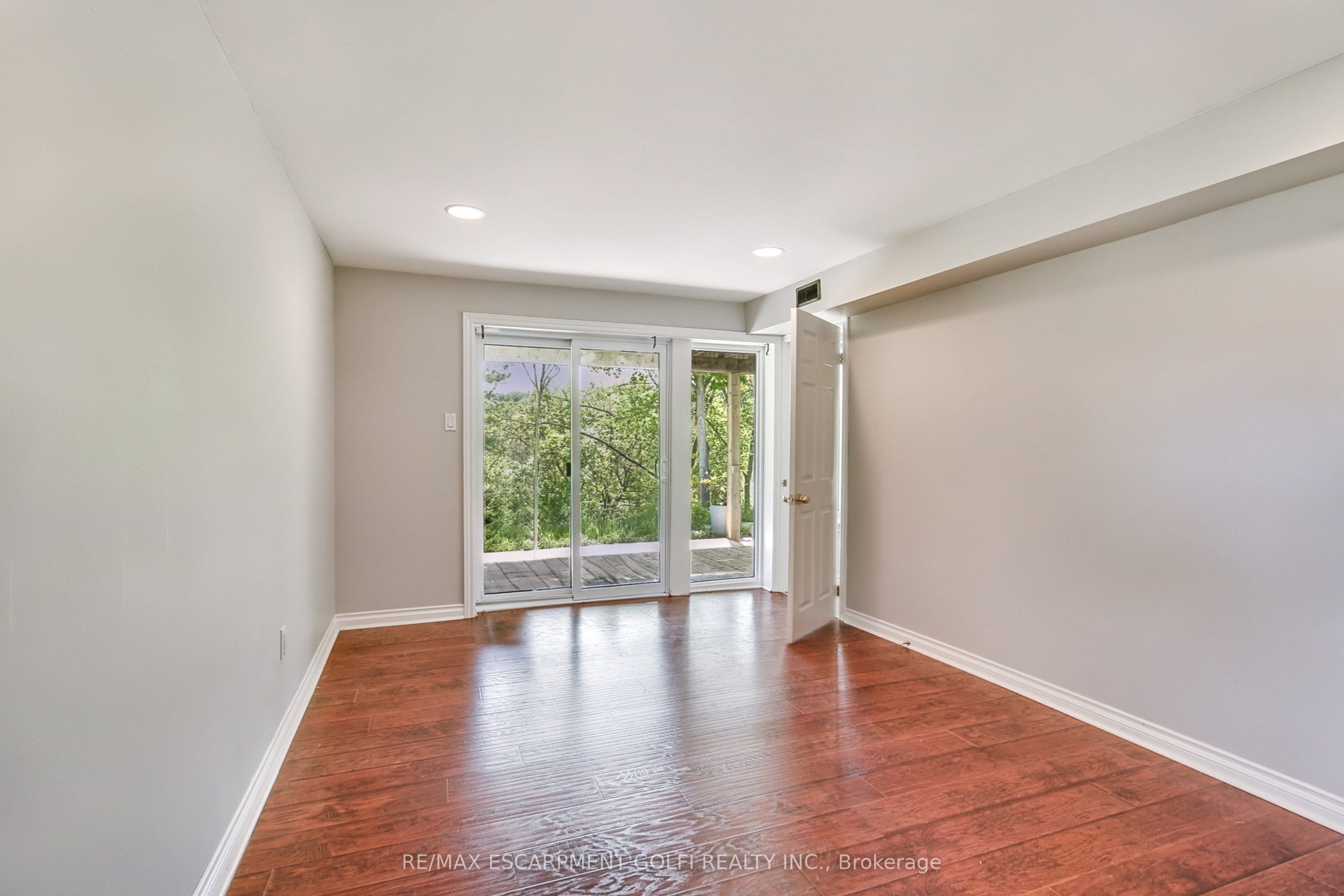 932 OLD DUNDAS Road