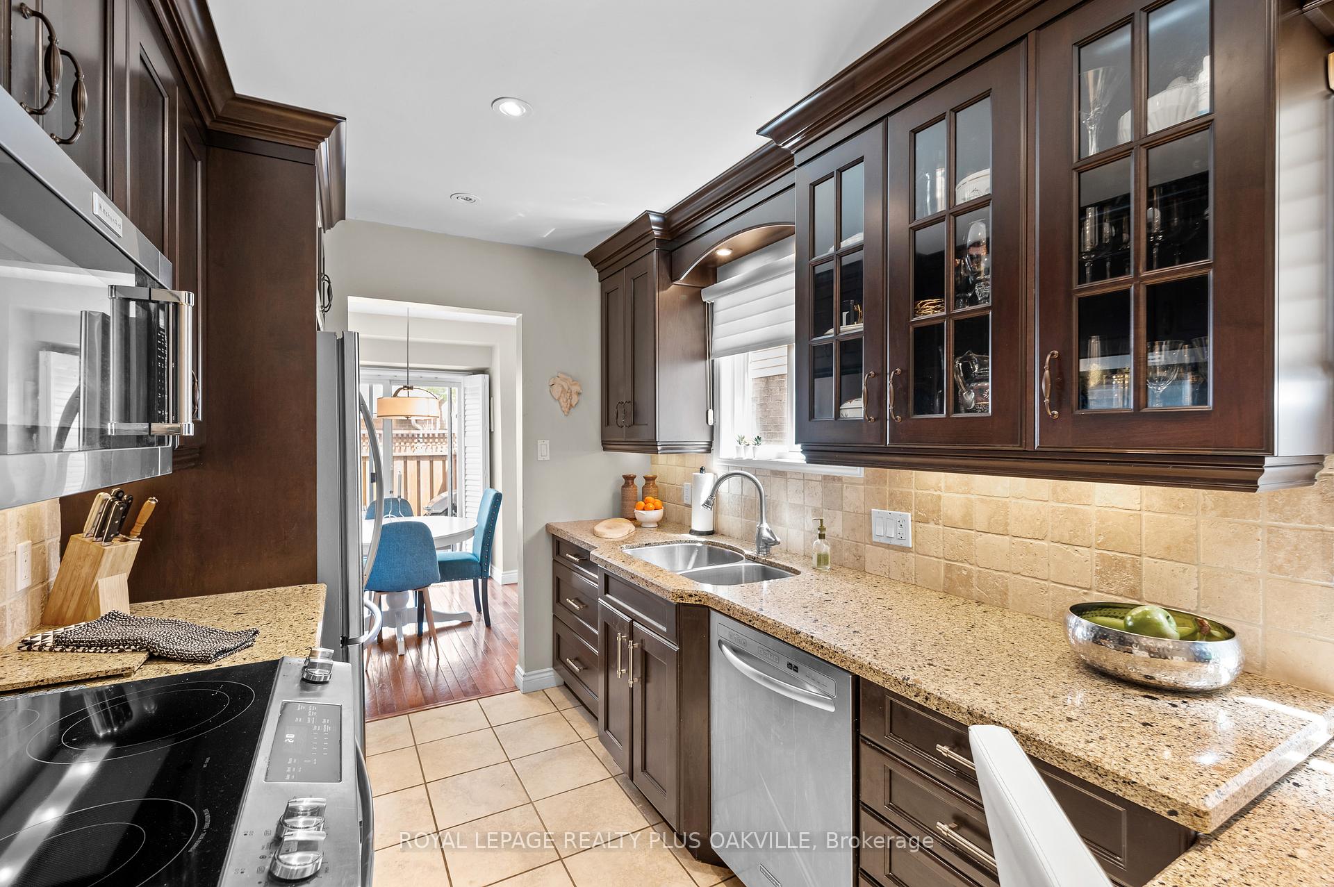 2 Bedrooms Condo at 5255 Lakeshore, Burlington For sale