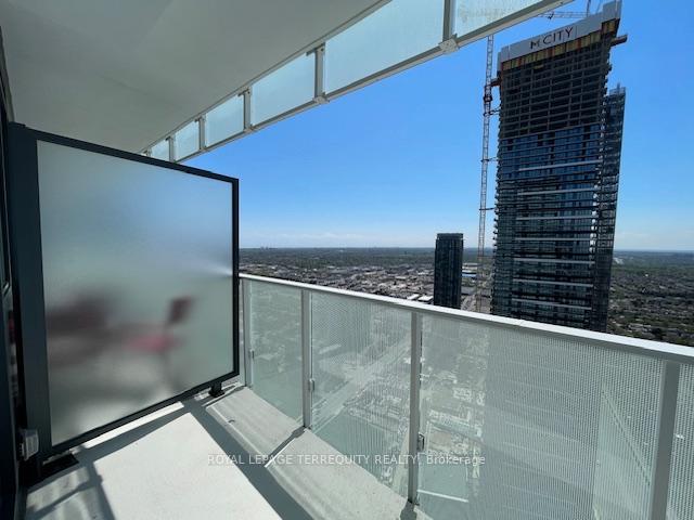 2 Bedrooms Condo at 3900 Confederation, Mississauga For sale