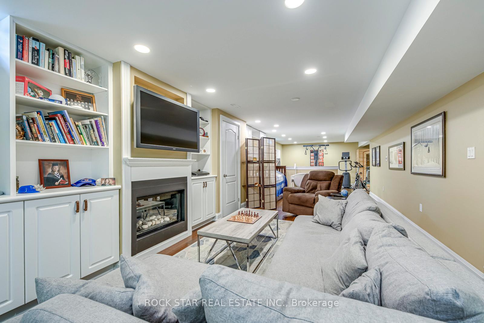 2 Bedrooms Condo at 515 North Service, Hamilton For sale