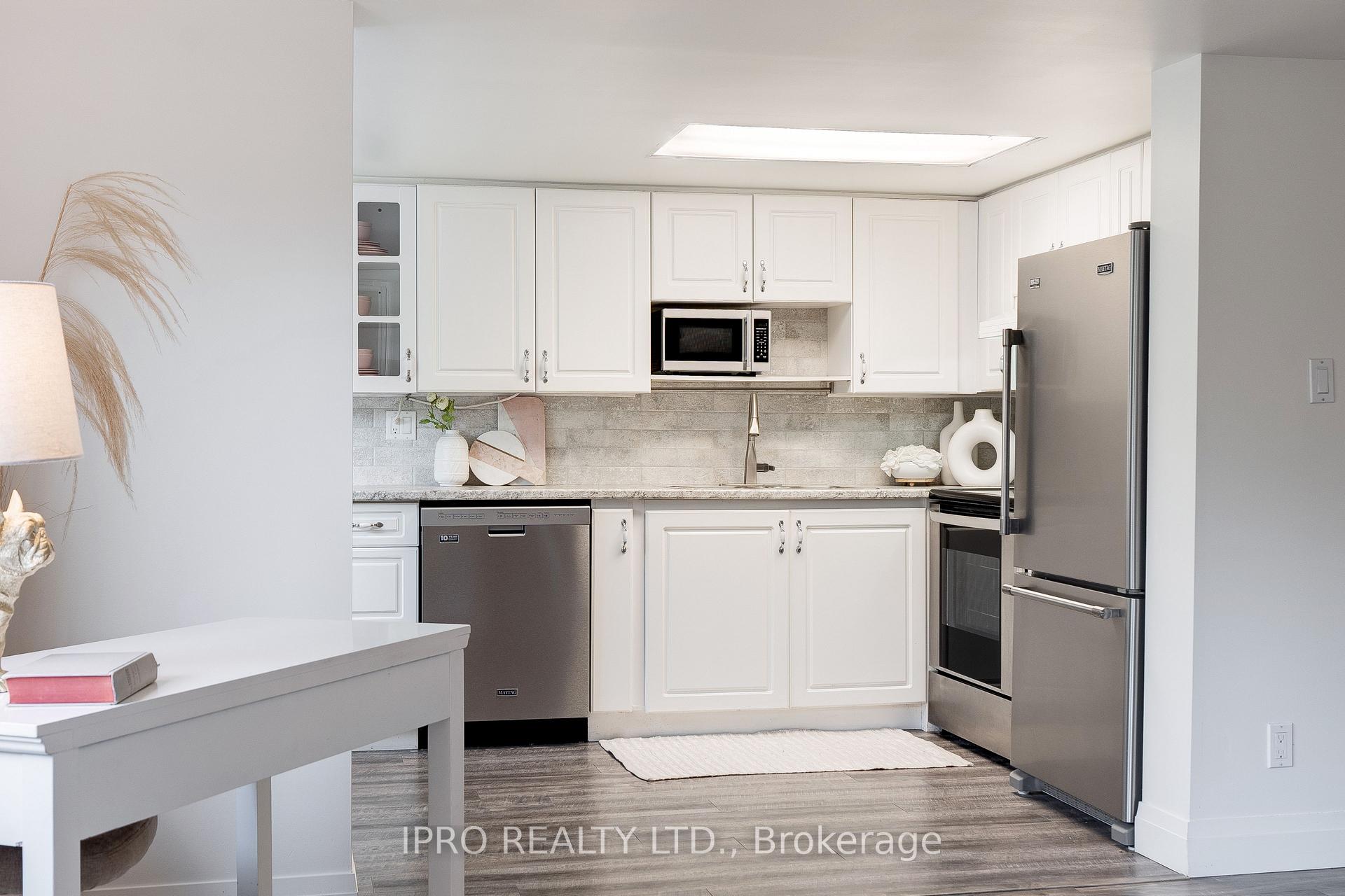 2 Bedrooms Condo at 3499 Upper Middle, Burlington For sale