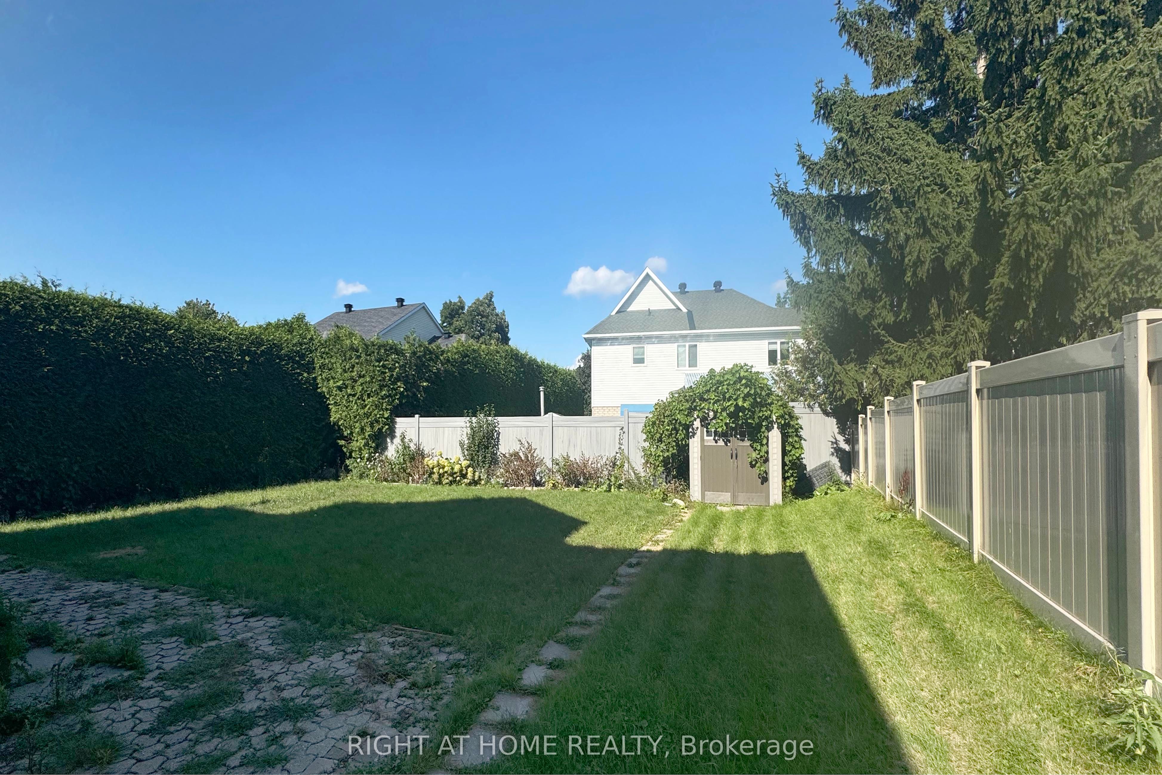 4 BALDING Crescent, Kanata, ON K2K 2L4