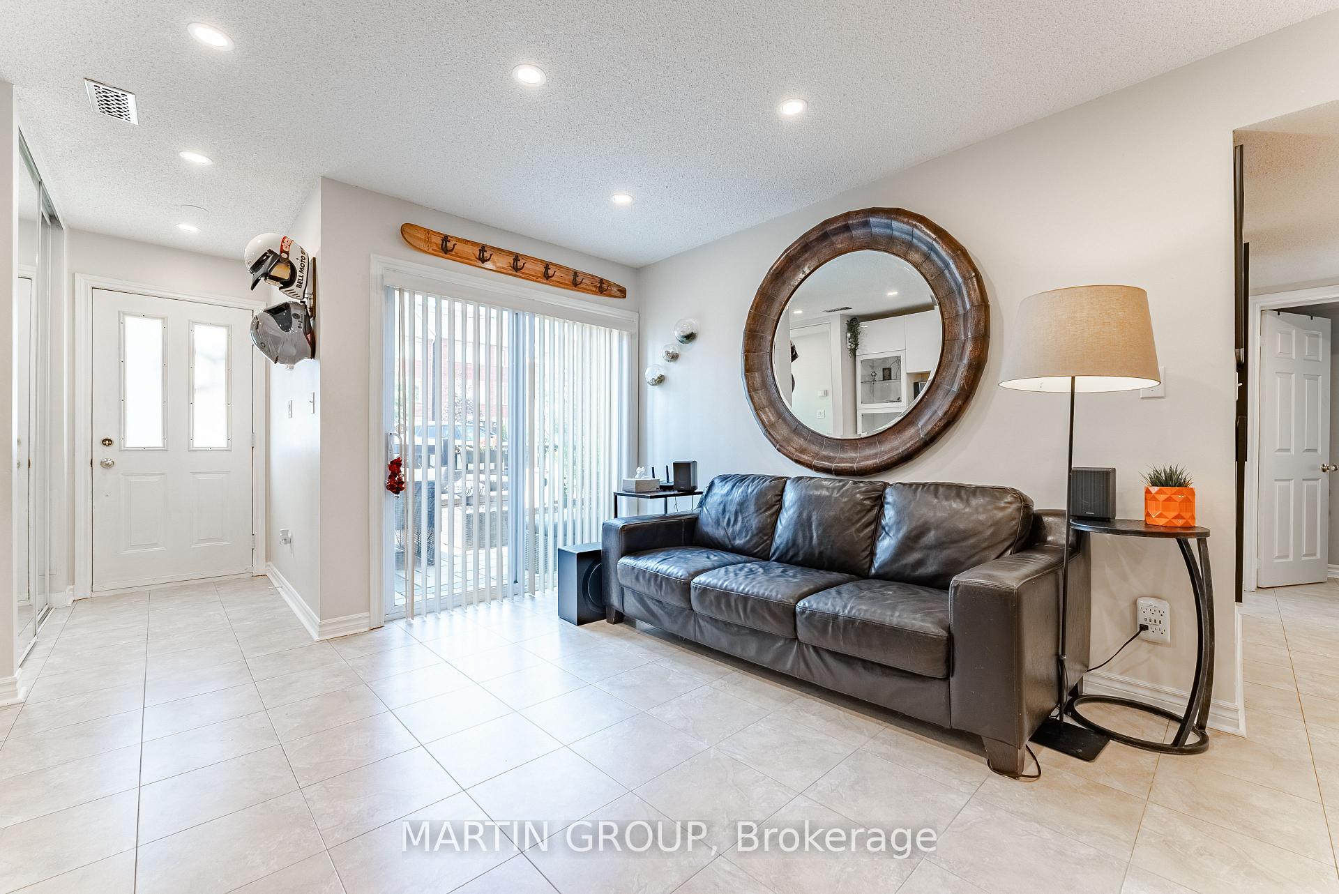 2 Bedrooms Condo at 1701 Lampman, Burlington For sale