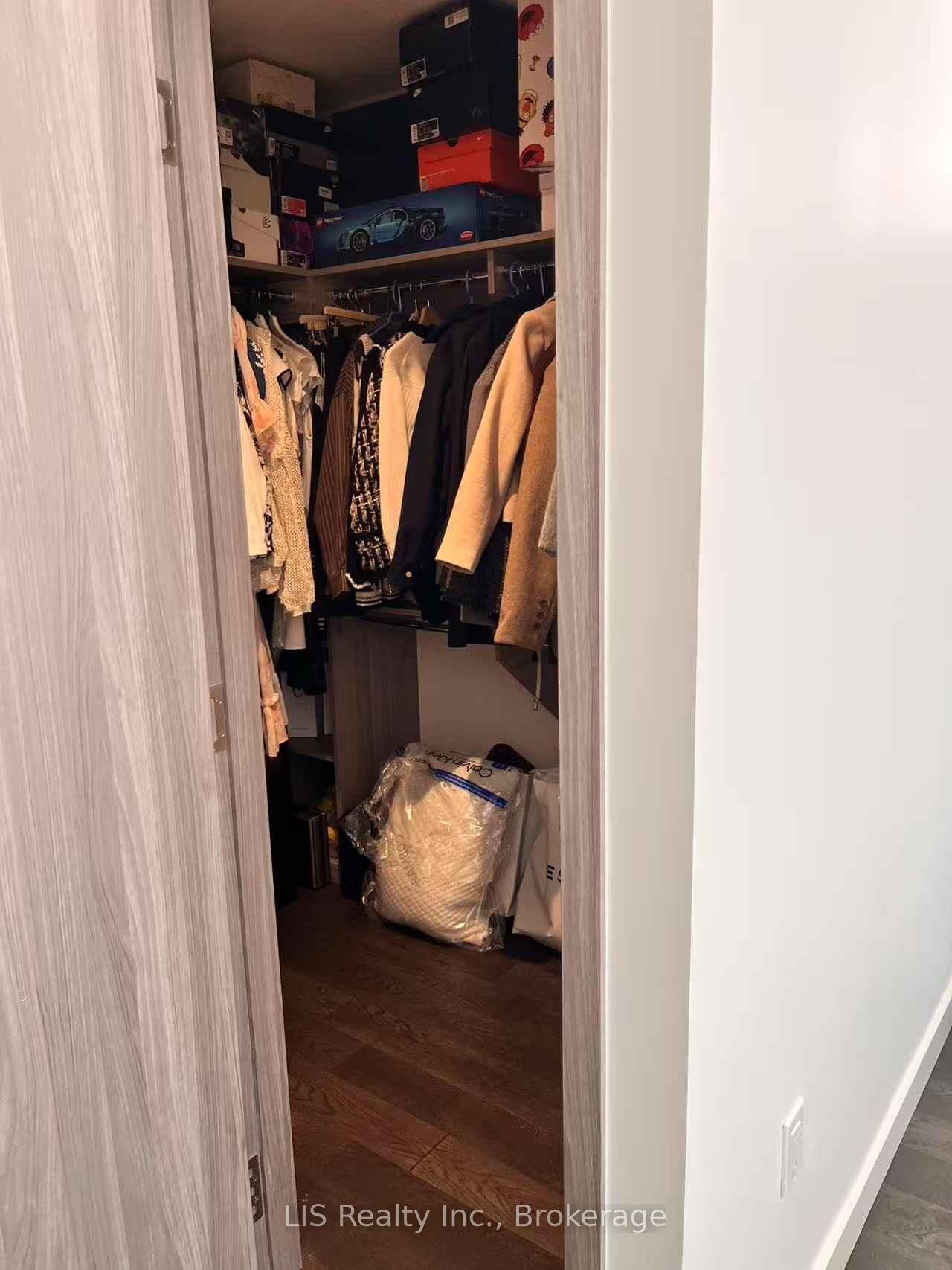 4 Bedrooms Condo at 95 Mcmahon,  Toronto For sale