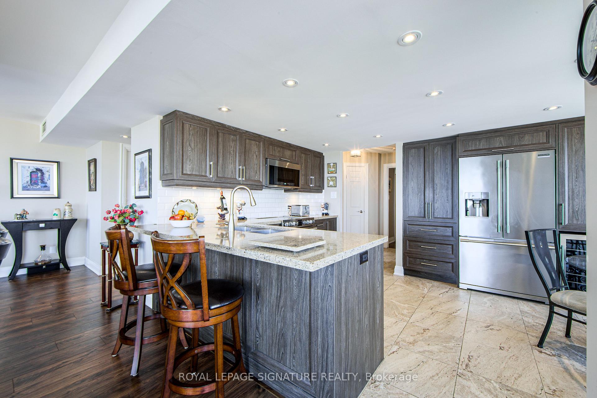 3 Bedrooms Condo at 55 Kingsbridge Garden, Mississauga For sale