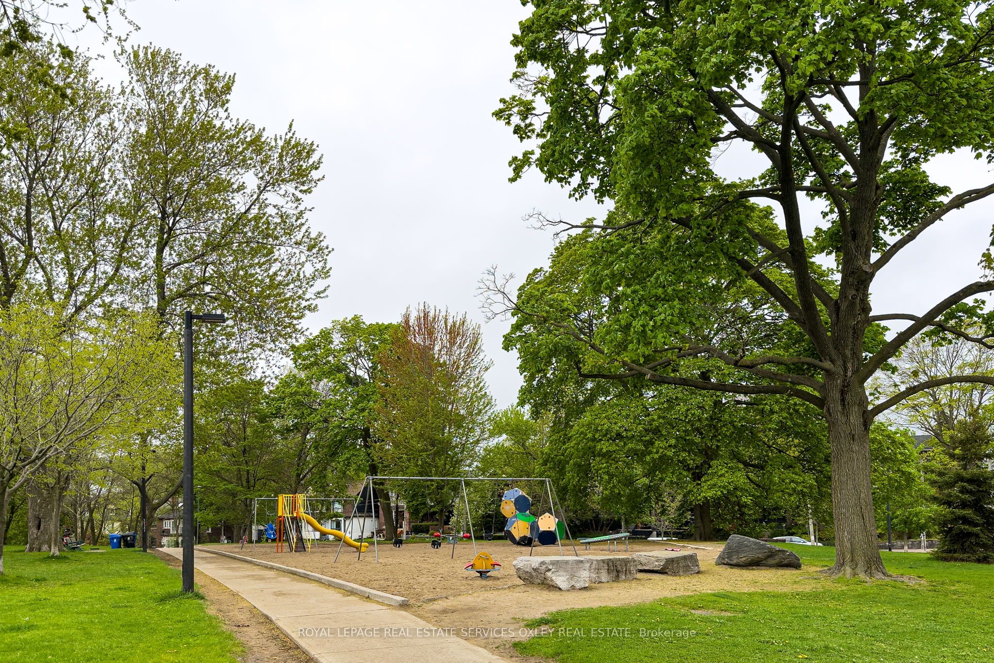 137 Hogarth Avenue, Toronto, ON M4K 1K5