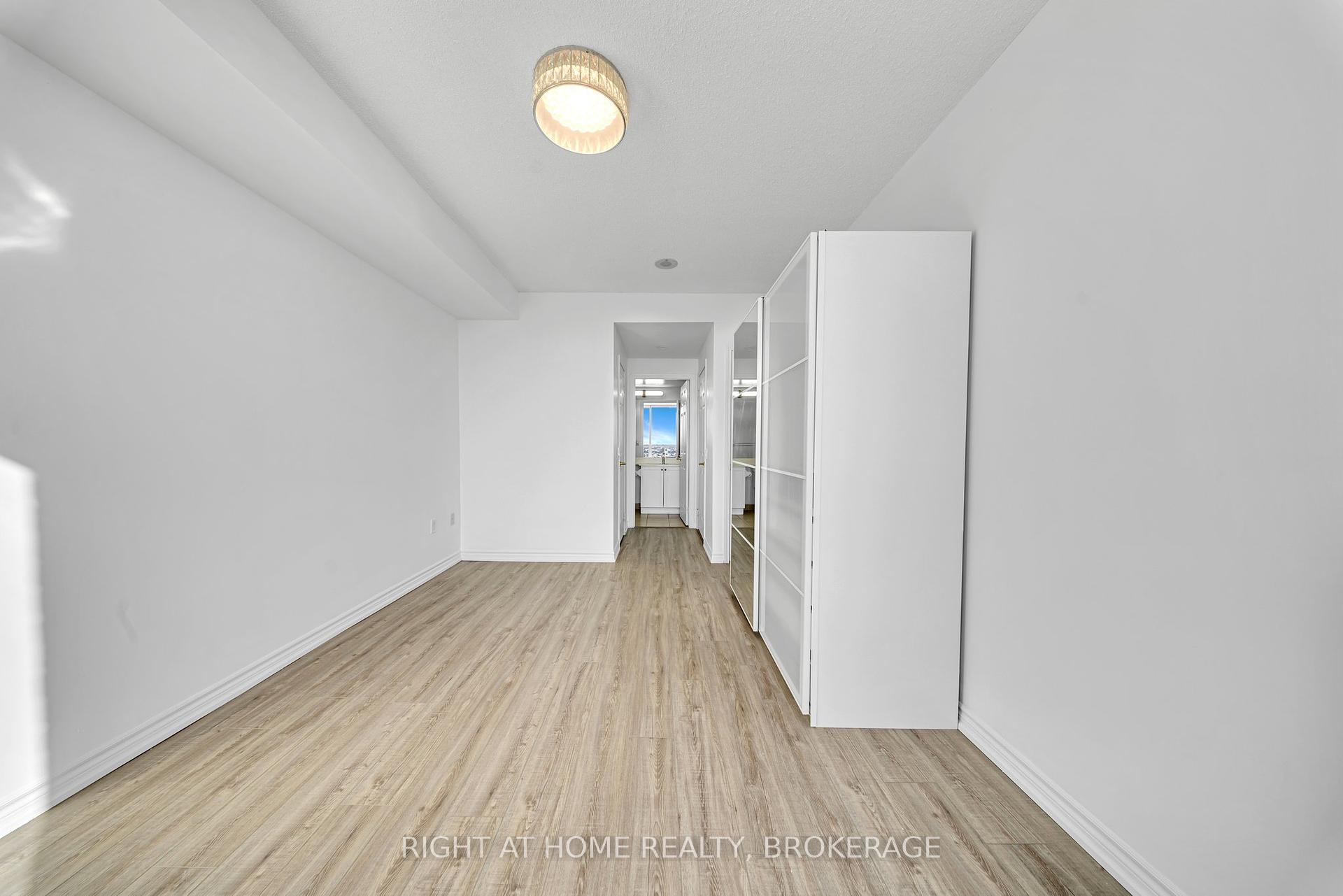 2 Bedrooms Condo at 55 STRATHAVEN, Mississauga For sale