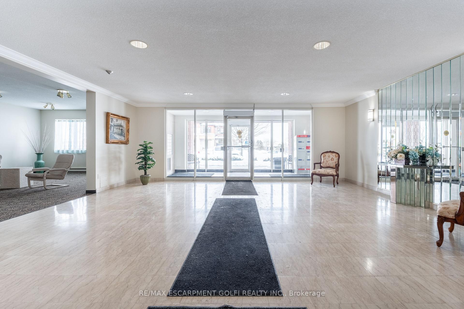 2 Bedrooms Condo at 416 LIMERIDGE,  Hamilton For sale