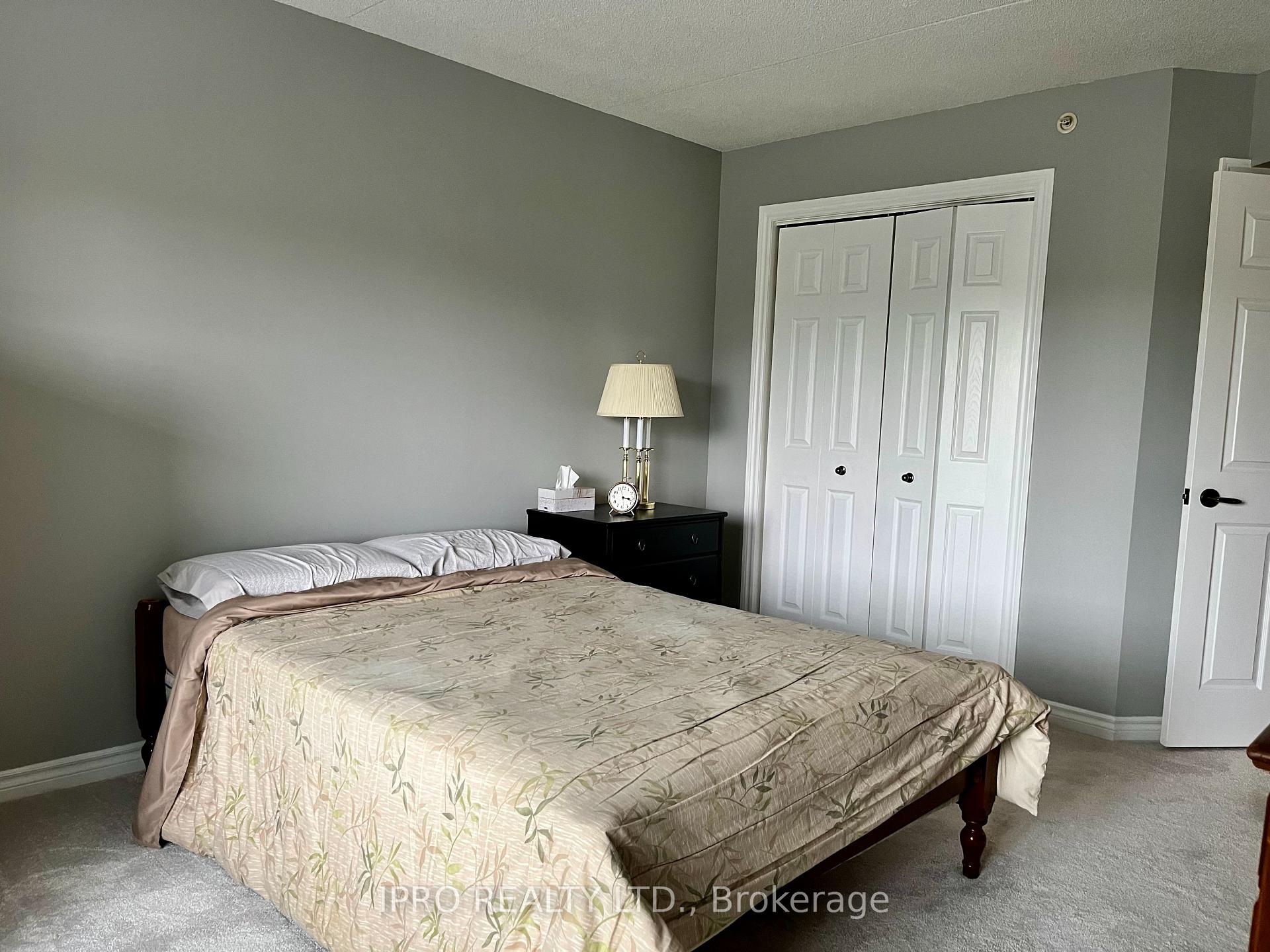 2 Bedrooms Condo at 4013 Kilmer, Burlington For sale