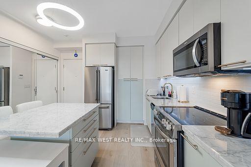 2 Bedrooms Condo at 70 Roehampton,  Toronto For sale