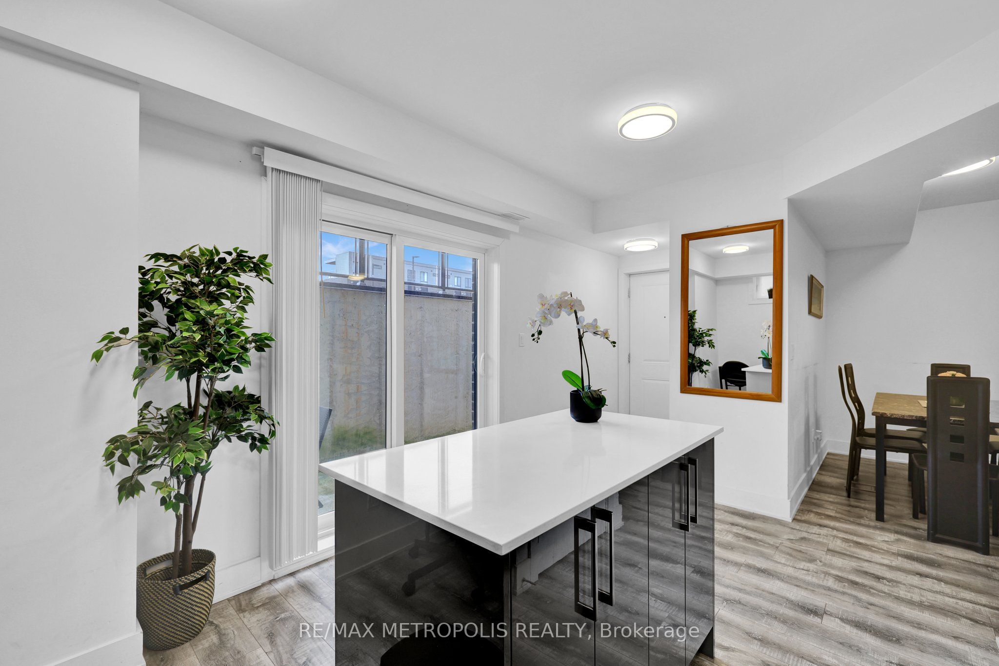 #106 - 6065 Mcleod Road, Niagara Falls, ON L2G 0Z7