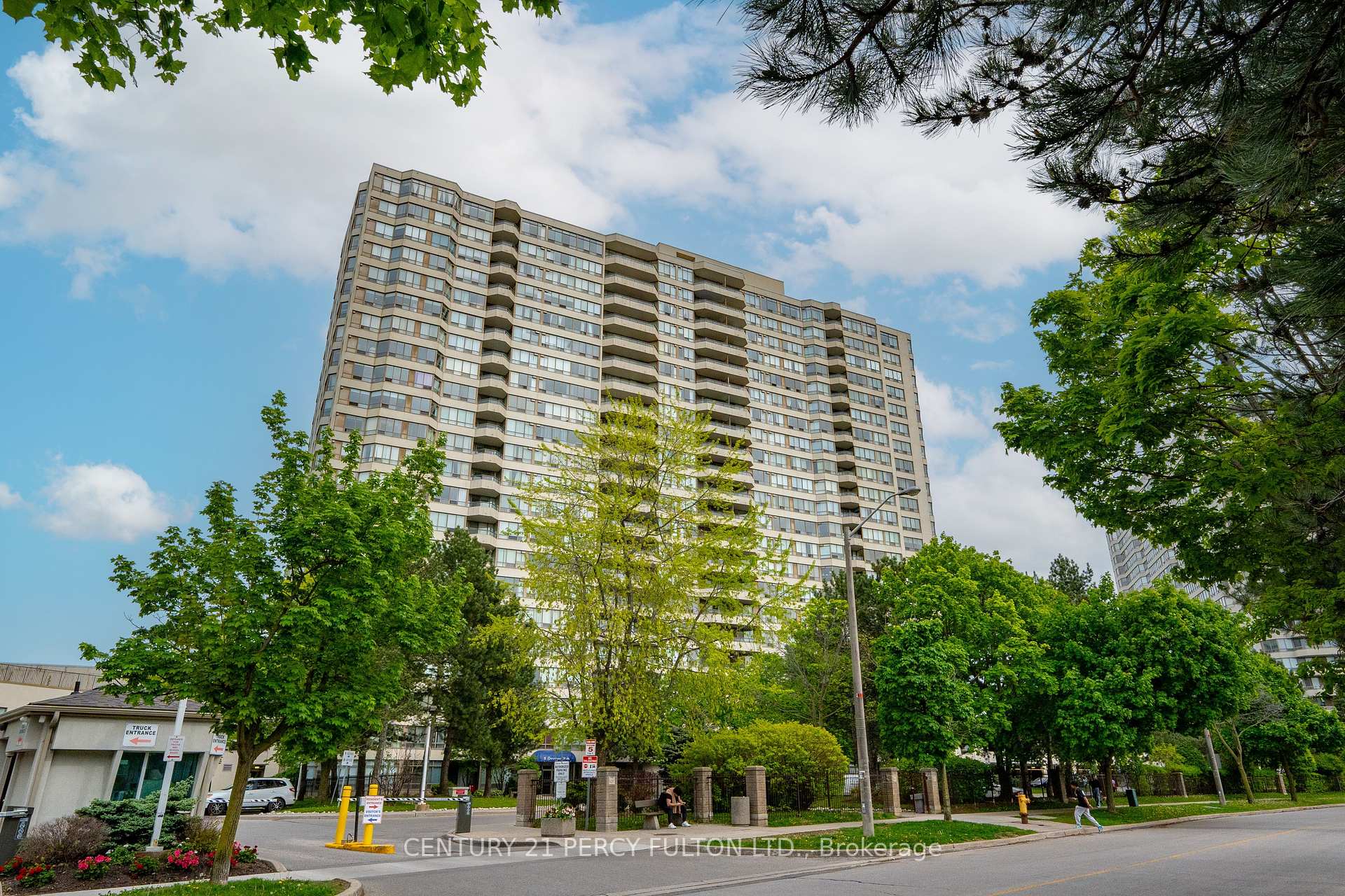 2 Bedrooms Condo at 3 Greystone Walk, Toronto For sale