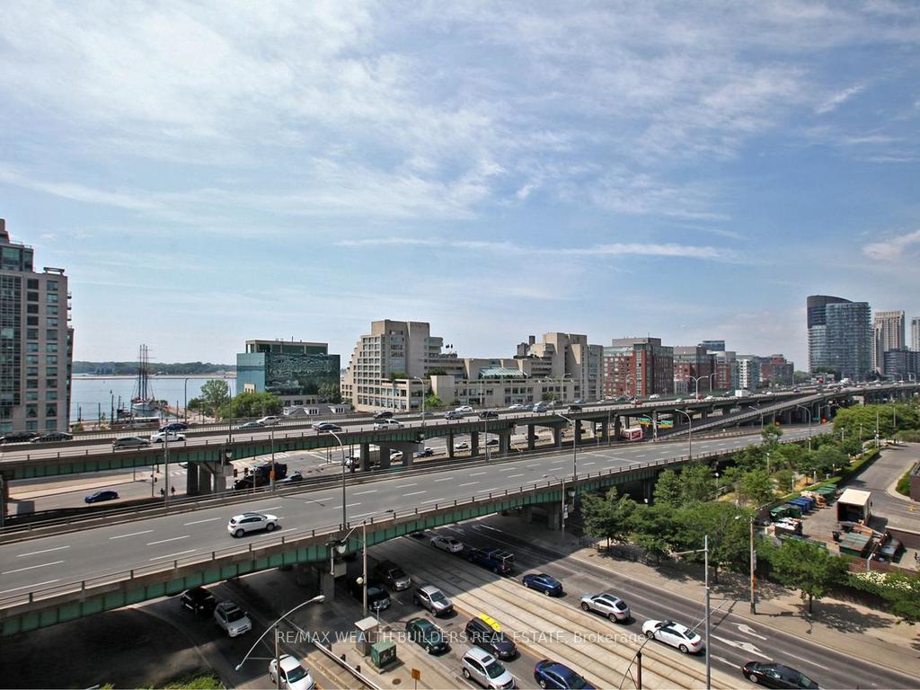 3 Bedrooms Condo at 35 Mariner,  Toronto For sale