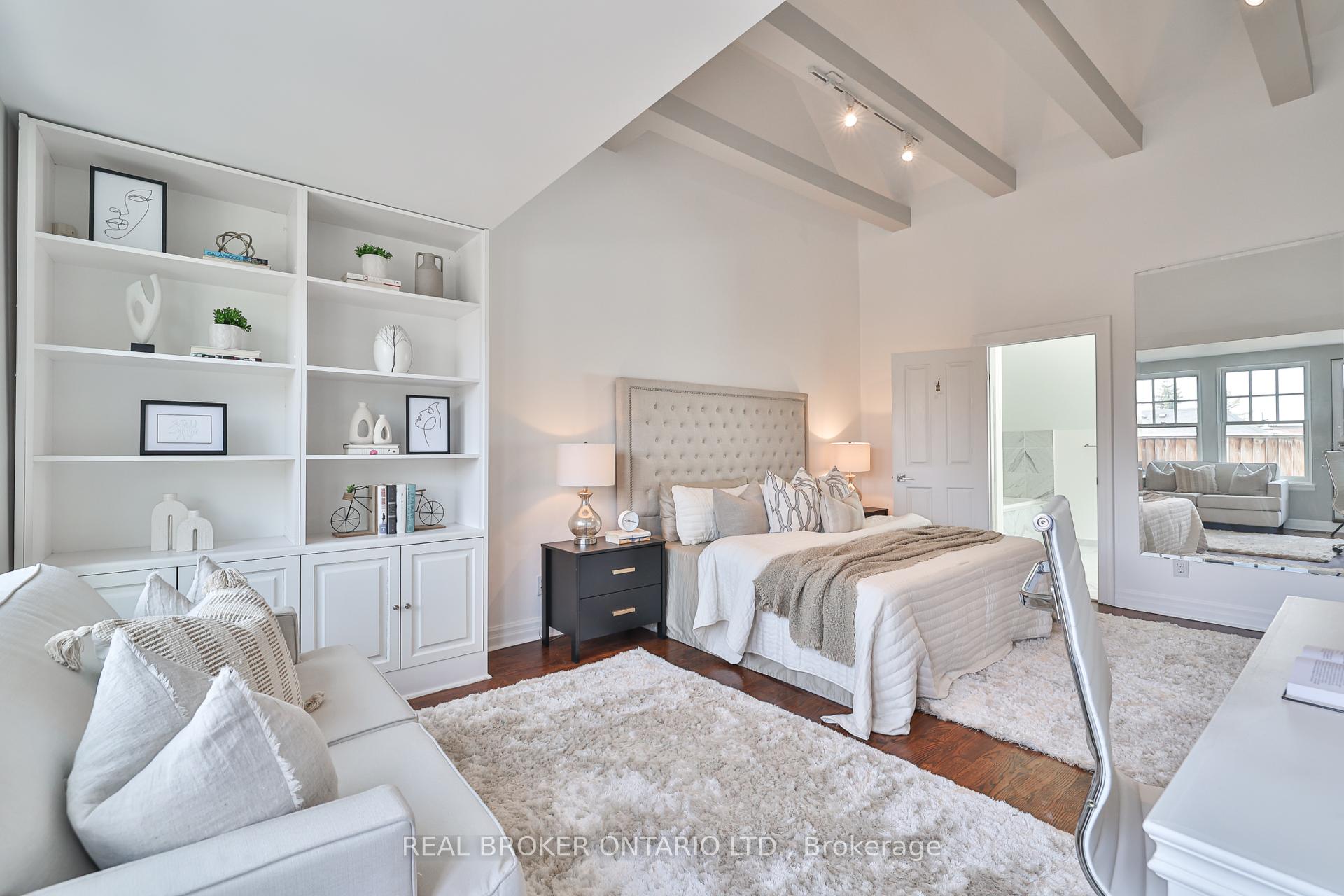 2 Bedrooms Condo at 195 Poplar Plains, Toronto For sale