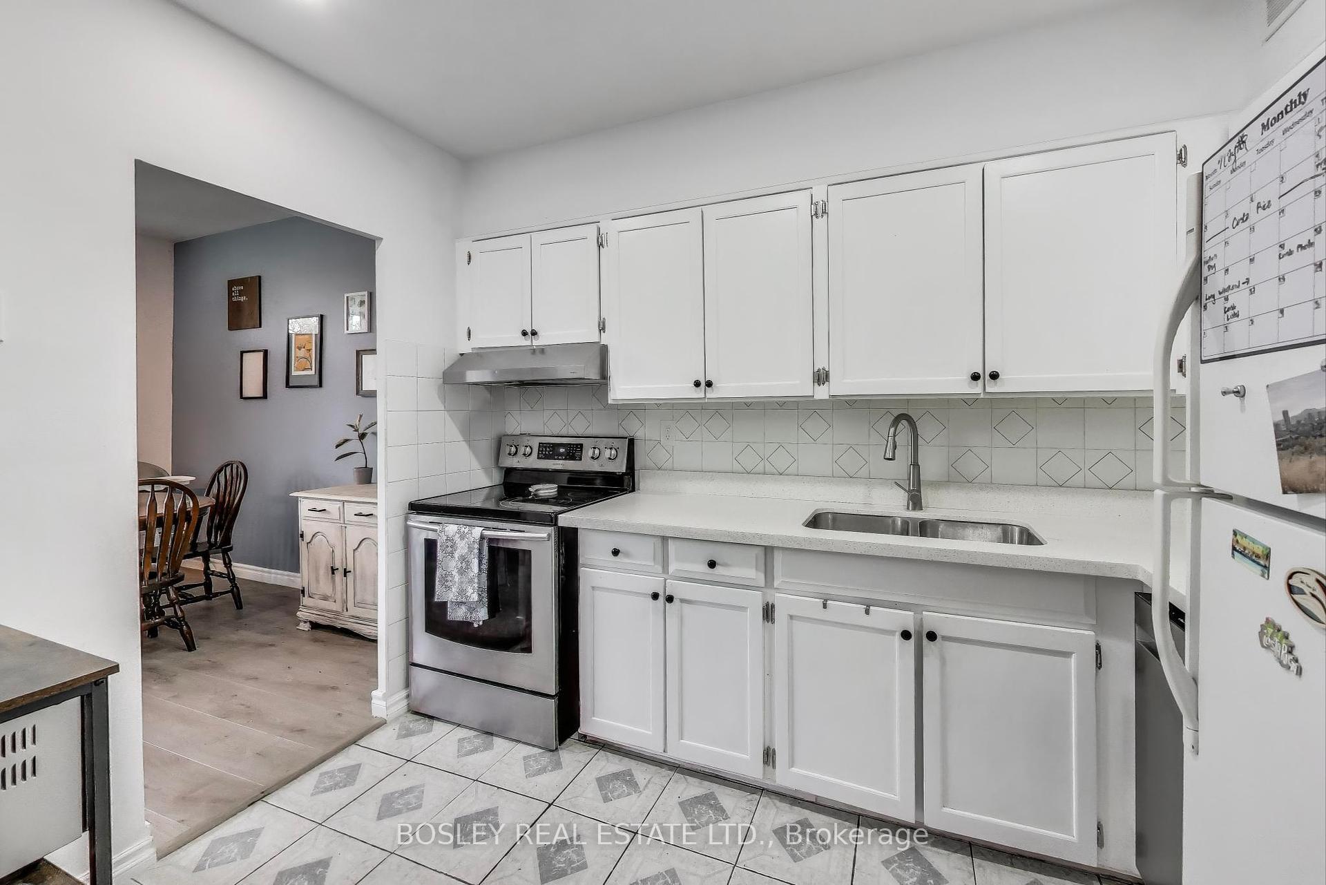 2 Bedrooms Condo at 10 Parkway Forest, Toronto For sale