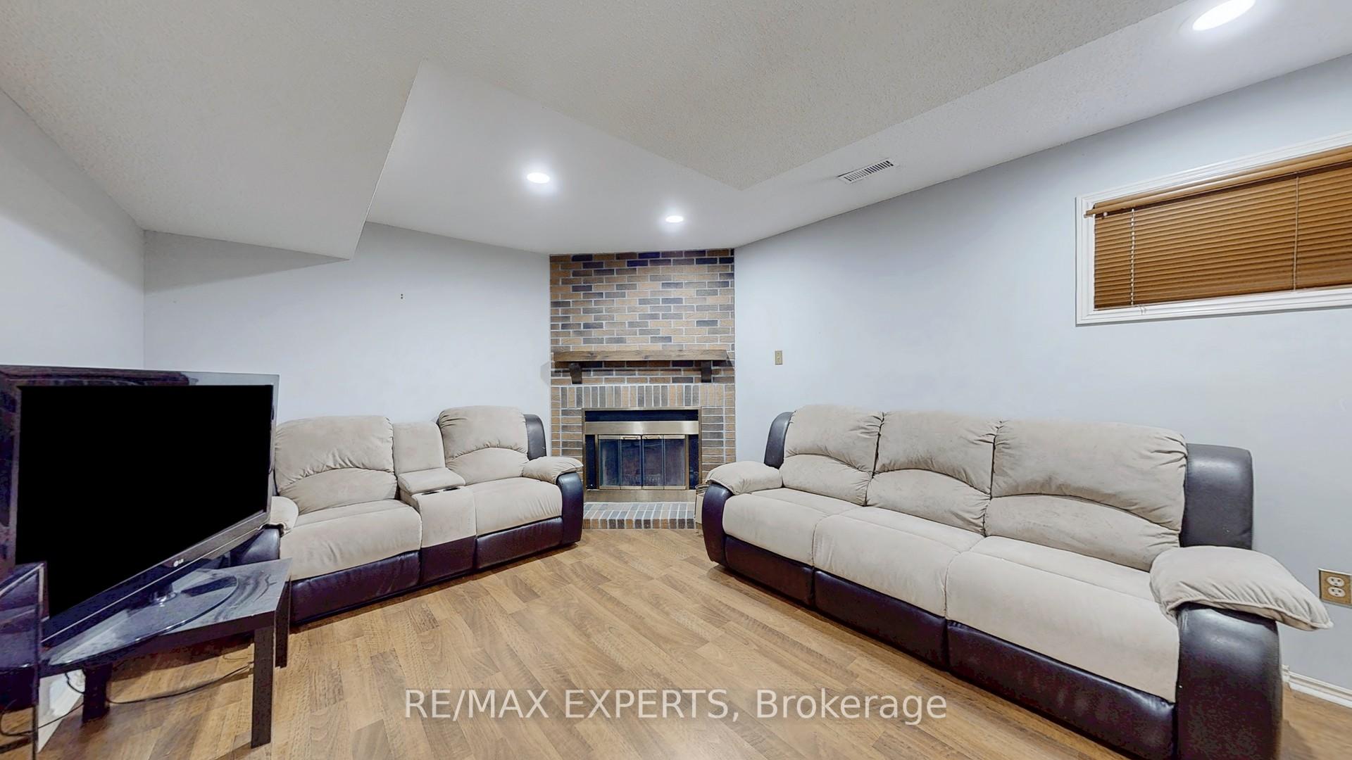 3 Bedrooms Condo at 43 Tamarack, Toronto For sale