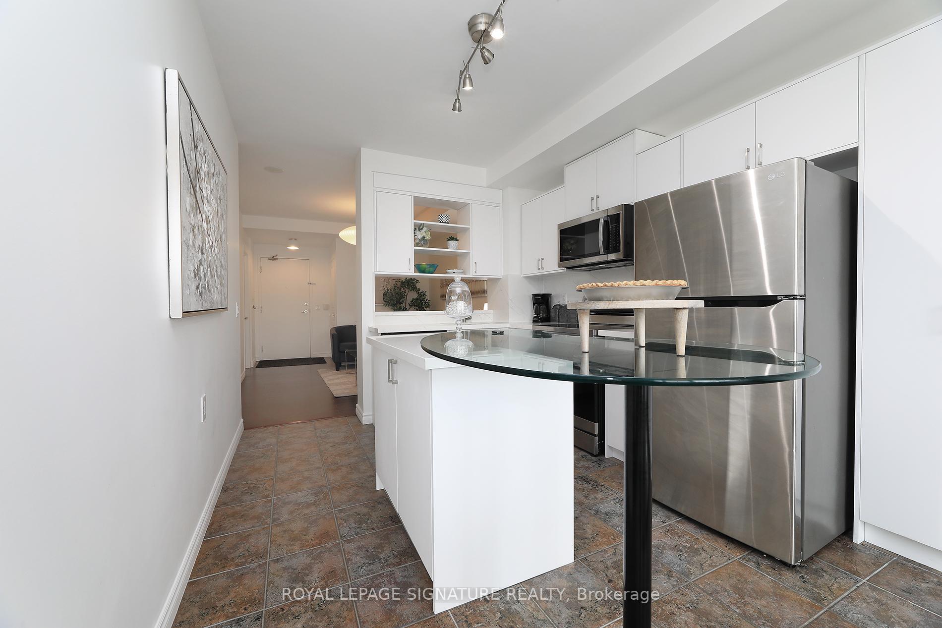 2 Bedrooms Condo at 200 Burnhamthorpe, Mississauga For sale