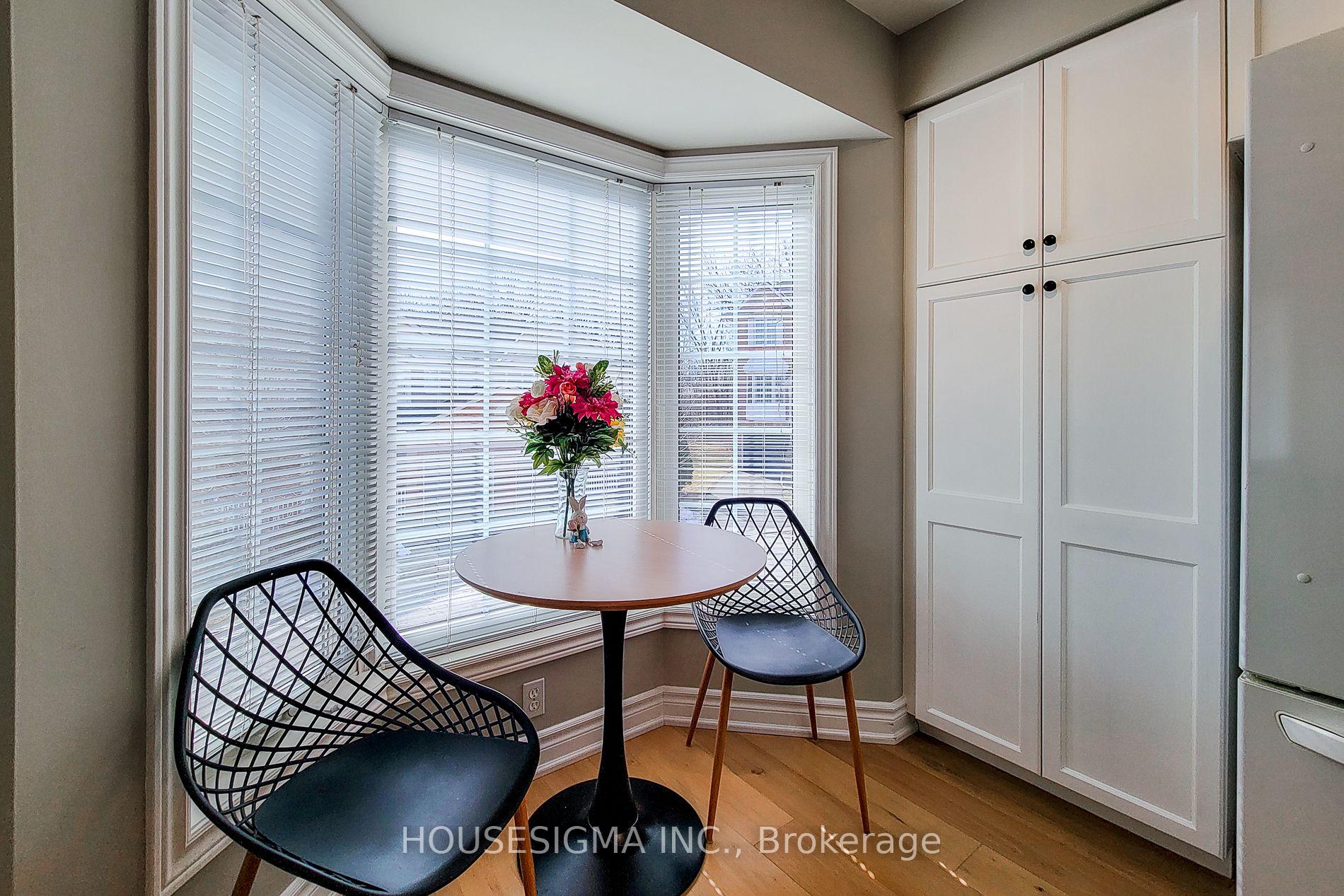 2 Bedrooms Condo at 3480 Upper Middle, Burlington For sale