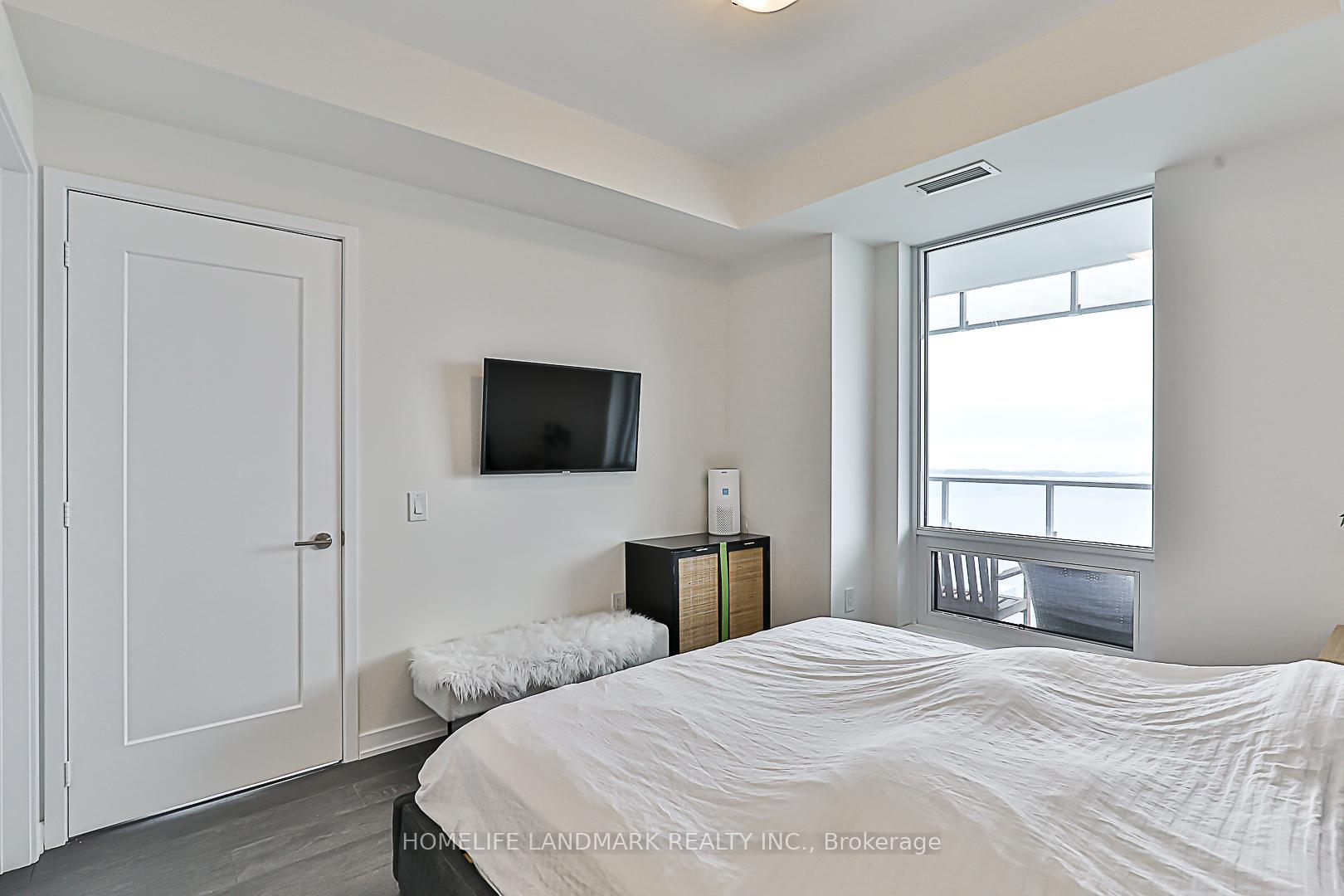3 Bedrooms Condo at 28 Freeland, Toronto For sale