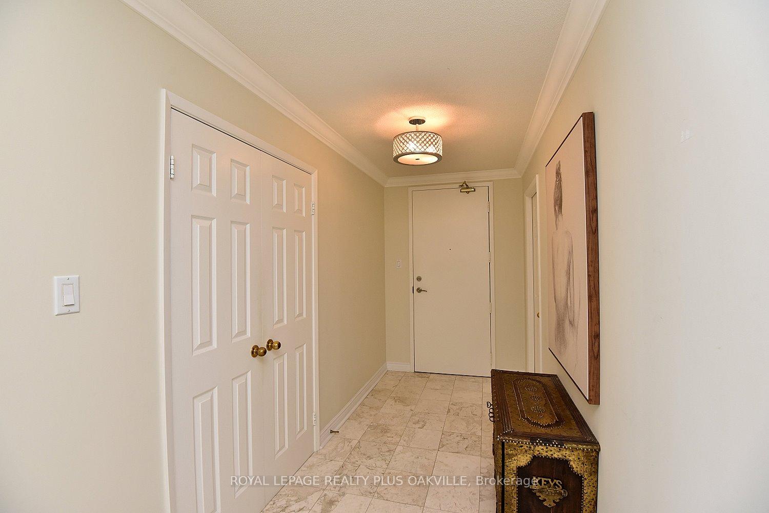 2 Bedrooms Condo at 2190 Lakeshore, Burlington For sale