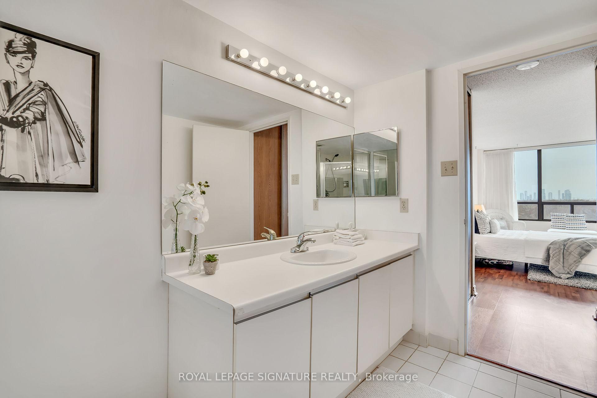 3 Bedrooms Condo at 7440 Bathurst, Vaughan For sale