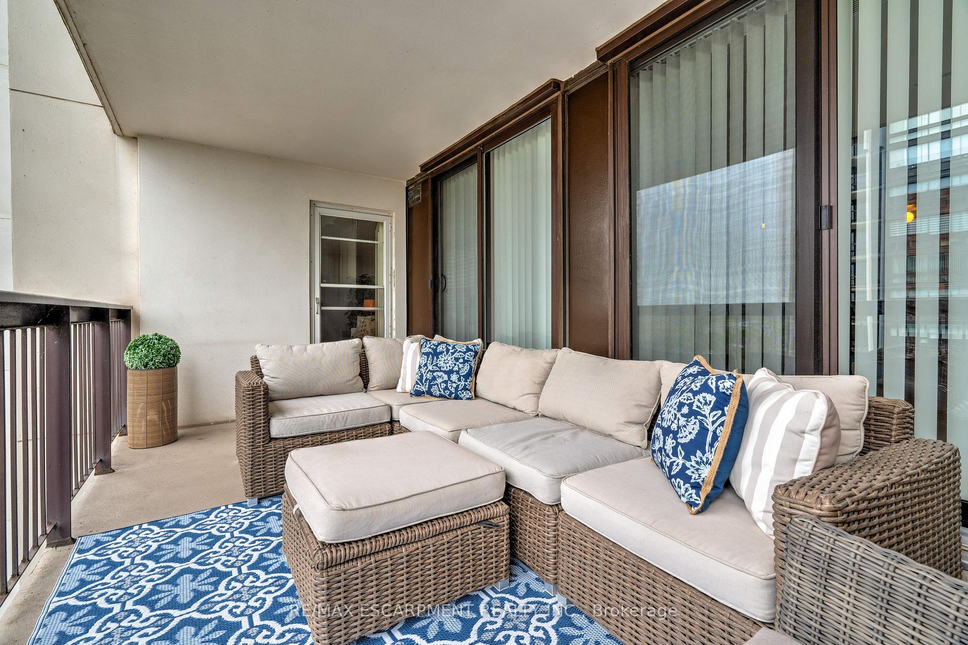 3 Bedrooms Condo at 2175 Marine, Oakville For sale