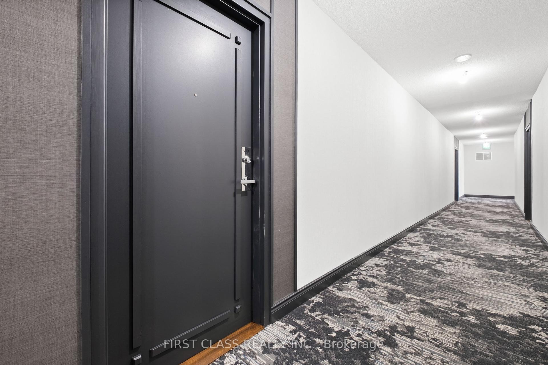 3 Bedrooms Condo at 200 Burnhamthorpe, Mississauga For sale