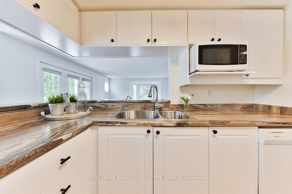 2 Bedrooms Condo at 216E Plains, Burlington For sale