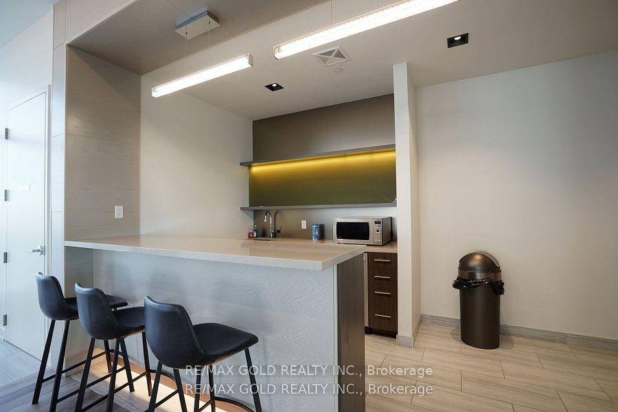 2 Bedrooms Condo at 4633 Glen Erin, Mississauga For sale