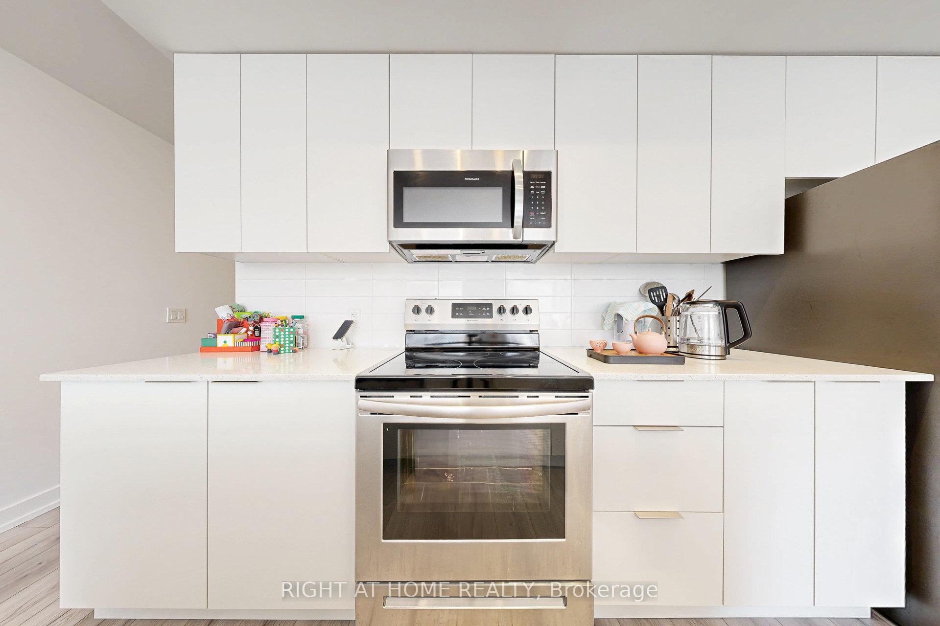 2 Bedrooms Condo at 3058 Sixth, Oakville For sale