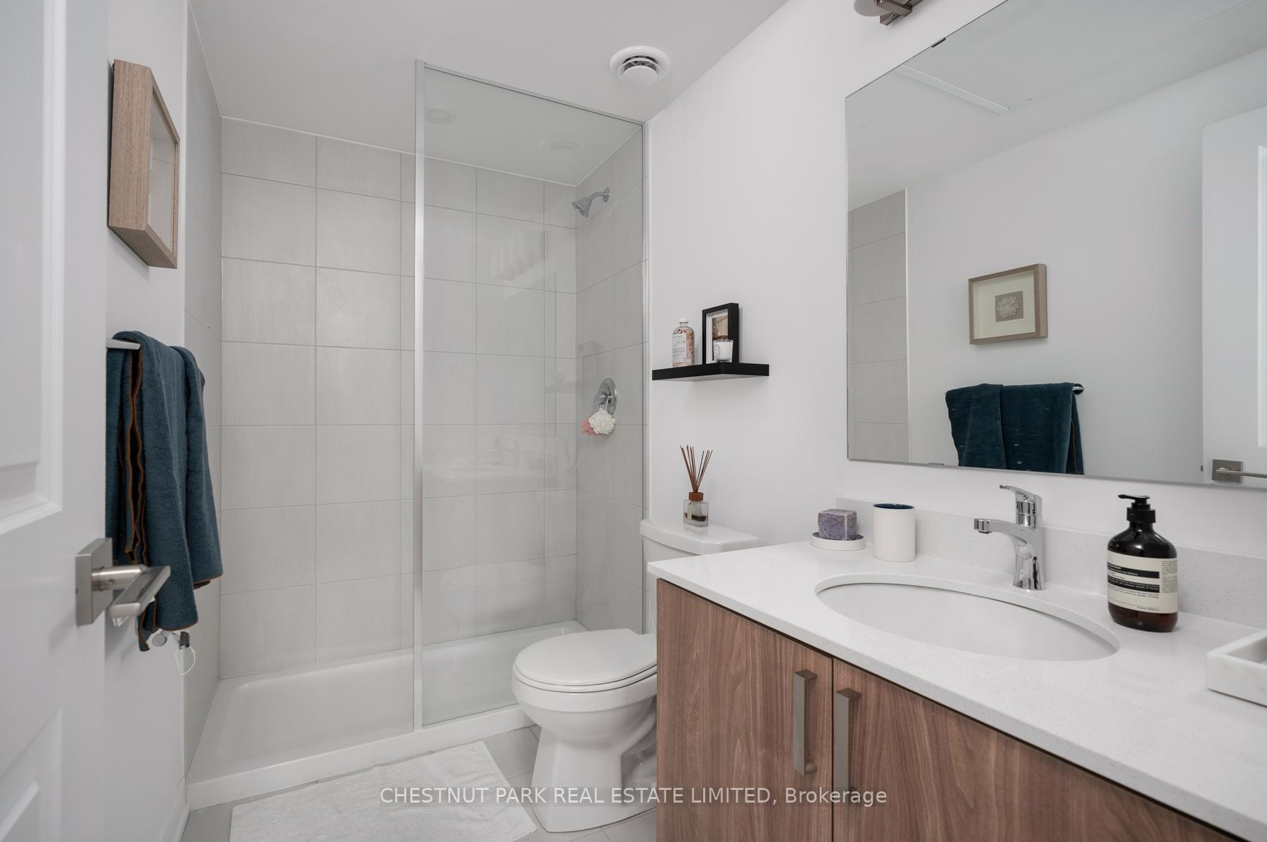 3 Bedrooms Condo at 4045 Hickory,  Mississauga For sale