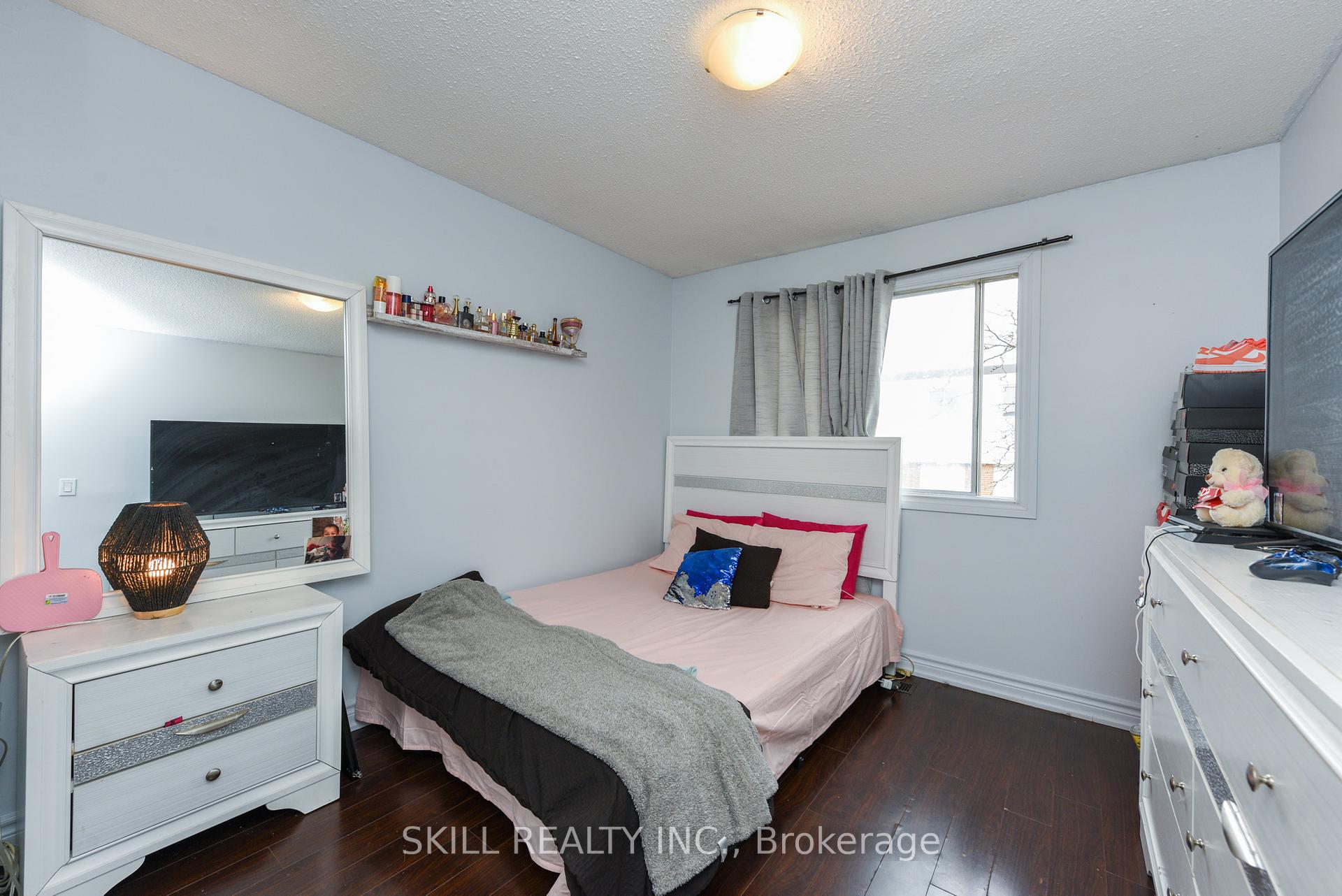 5 Bedrooms Condo at 7500 Goreway,  Mississauga For sale