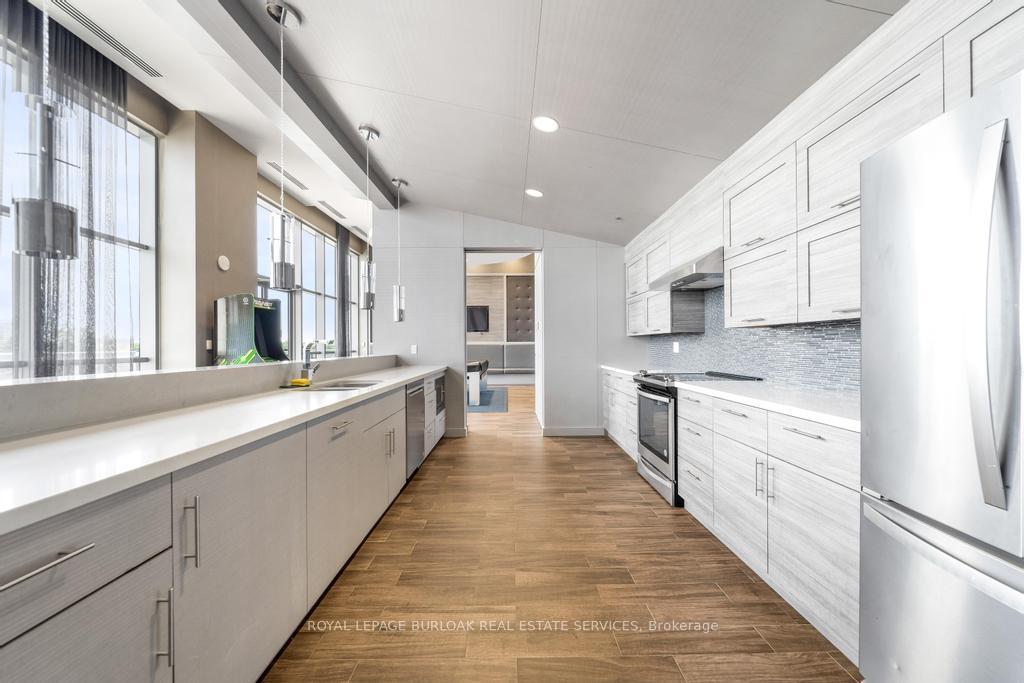 2 Bedrooms Condo at 2087 Fairview, Burlington For sale