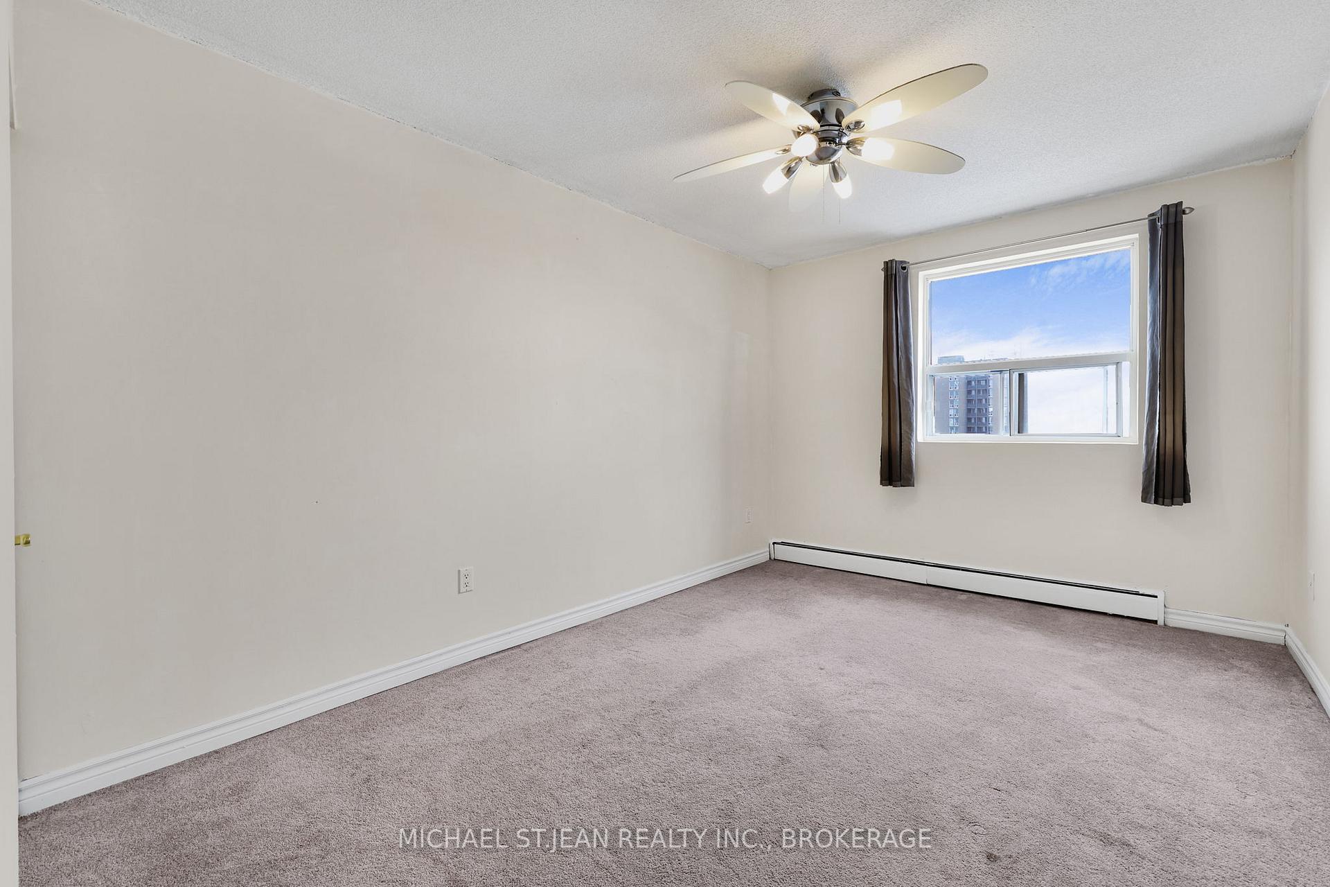 2 Bedrooms Condo at 851 Queenston,  Hamilton For sale