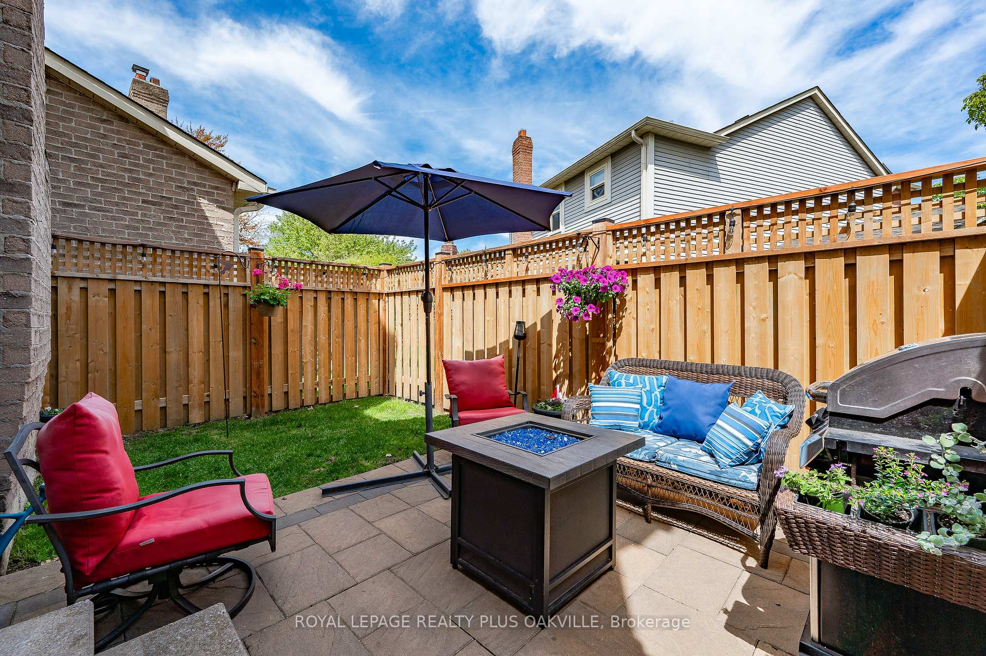 2 Bedrooms Condo at 5255 Lakeshore, Burlington For sale