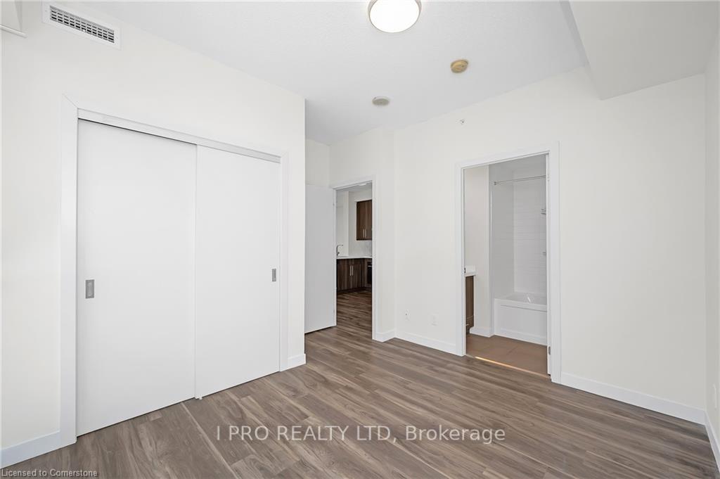 2 Bedrooms Condo at 2087 Fairview, Burlington For sale