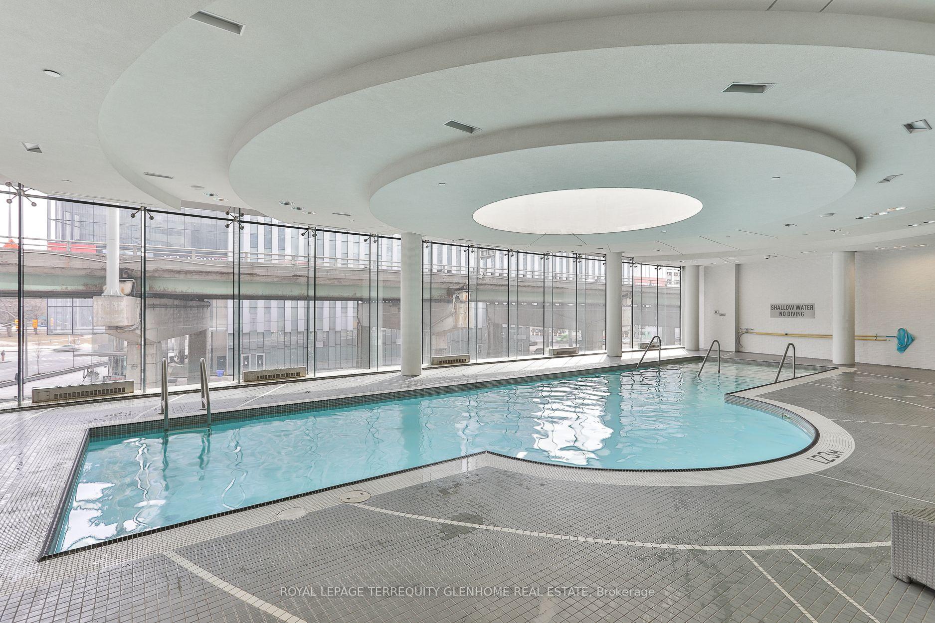 2 Bedrooms Condo at 14 York,  Toronto For sale