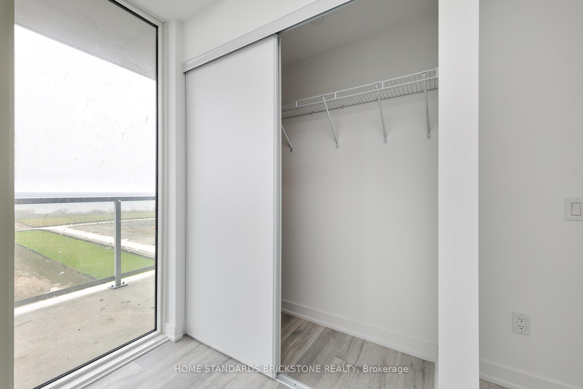 3 Bedrooms Condo at 220 Missinnihe, Mississauga For sale