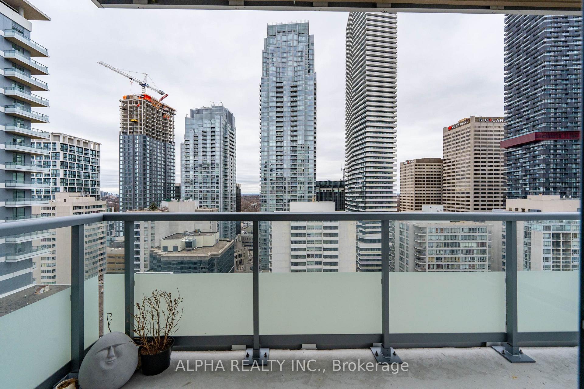 3 Bedrooms Condo at 50 Dunfield,  Toronto For sale