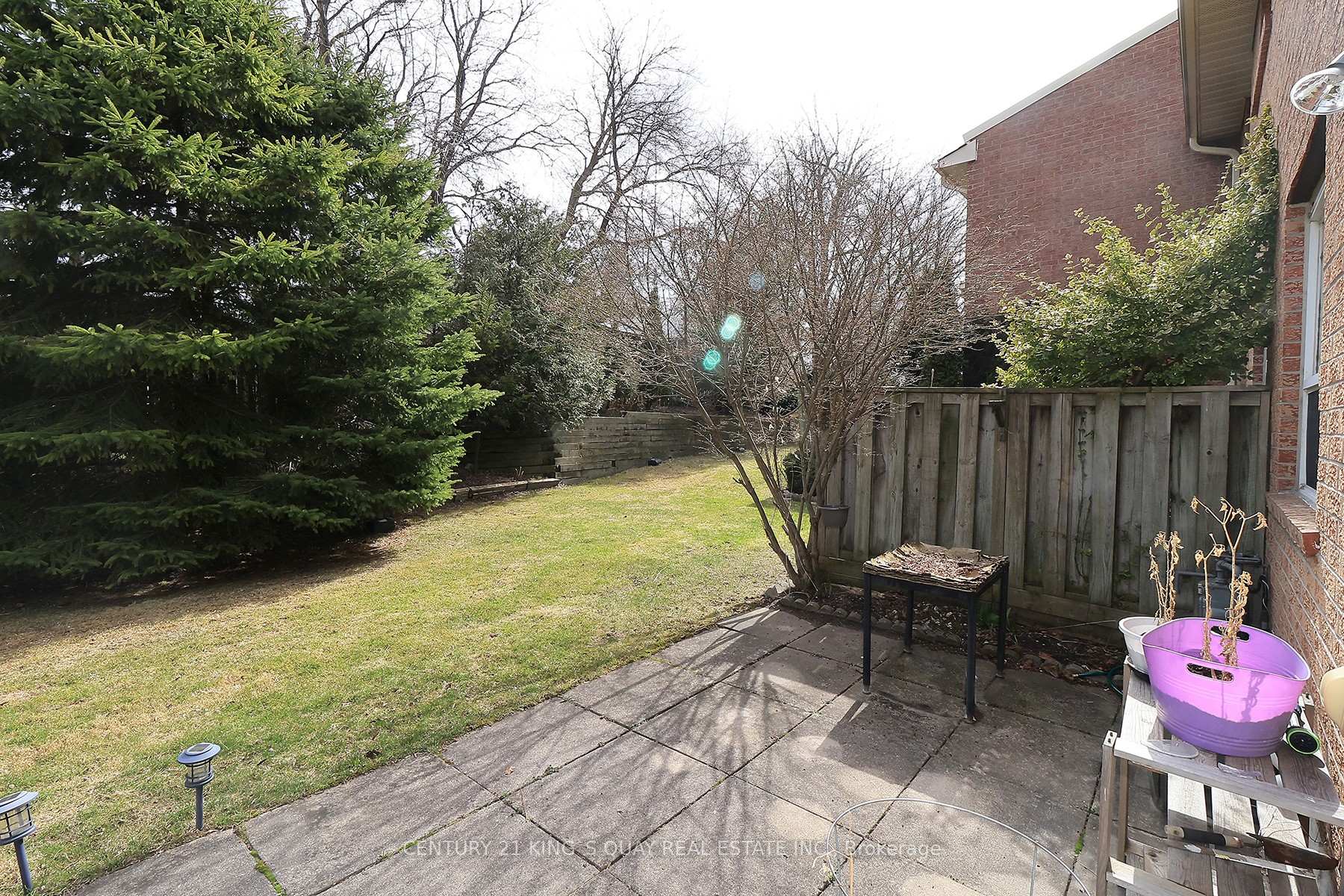 4 Bedrooms Condo at 25 Whitecap, Toronto For sale