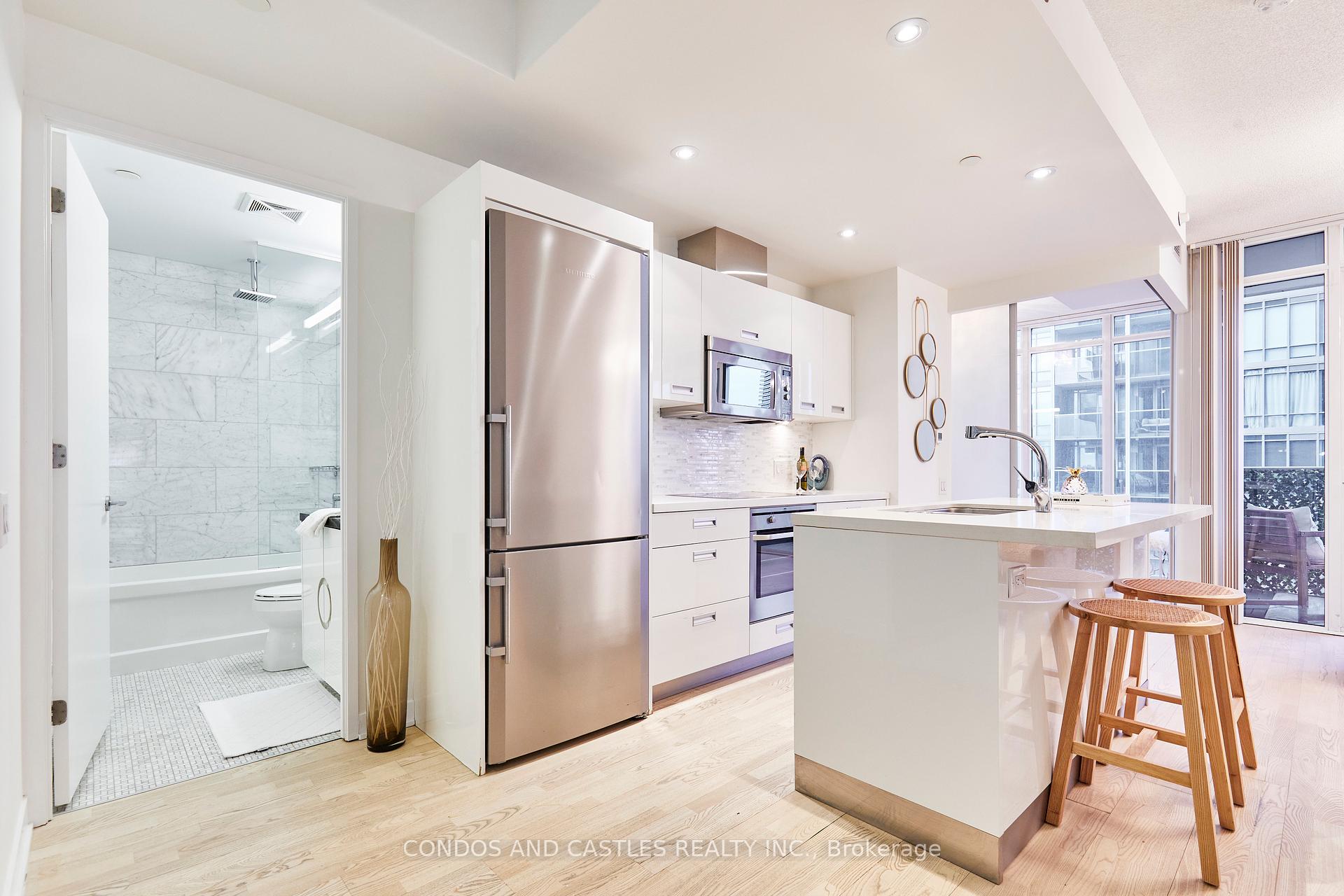 2 Bedrooms Condo at 88 Park Lawn, Toronto For sale